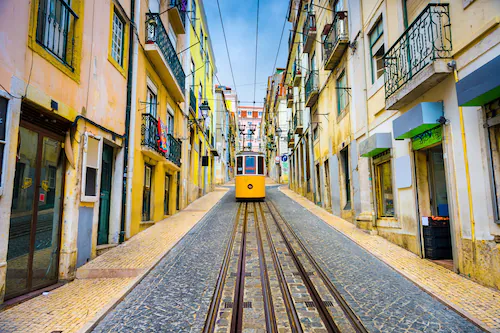 Papermoon Fototapete »LISSABON-GASSE-PORTUGAL ALT BAHN ATLANTIK STADT STRAß günstig online kaufen