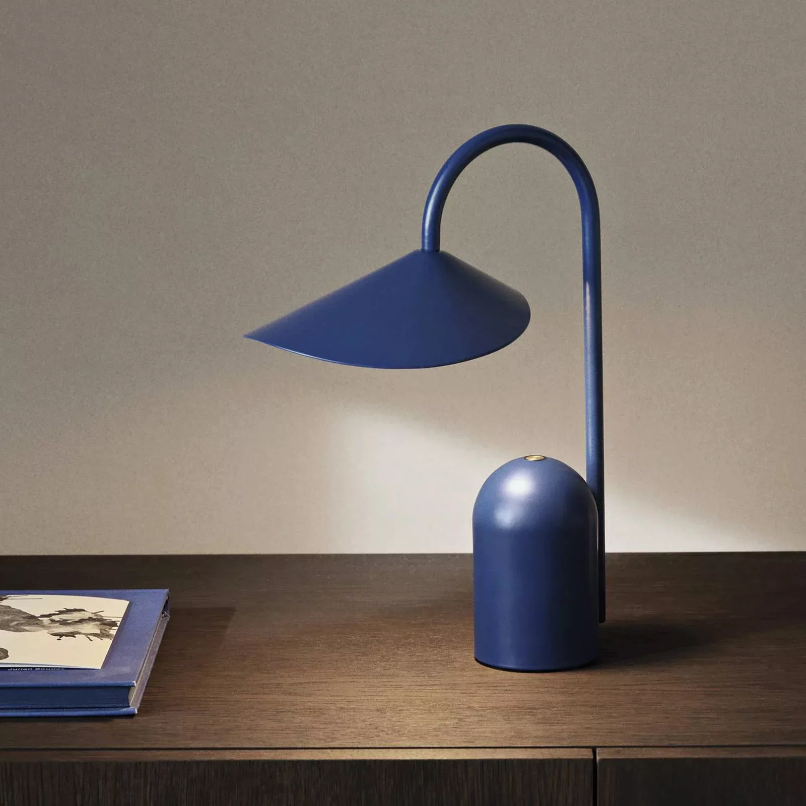 ferm LIVING LED-Akku-Tischleuchte Arum, blau, dimmbar, IP44 günstig online kaufen