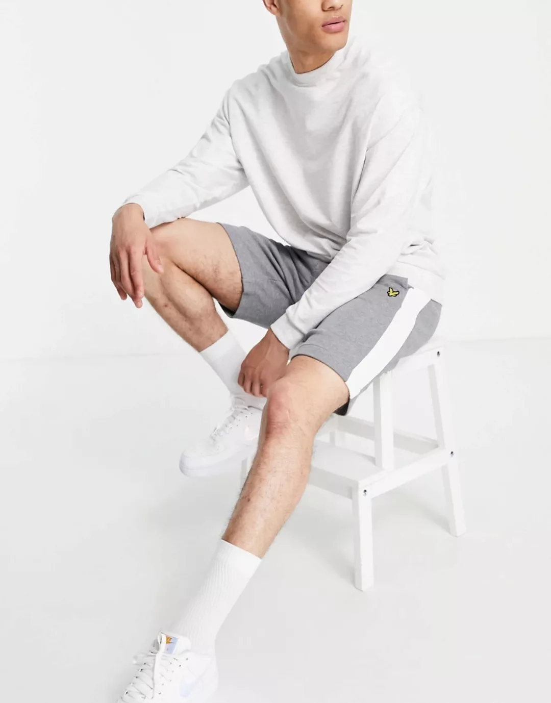 Lyle & Scott – Shorts Jersey in Grau mit seitlichem Einsatz günstig online kaufen