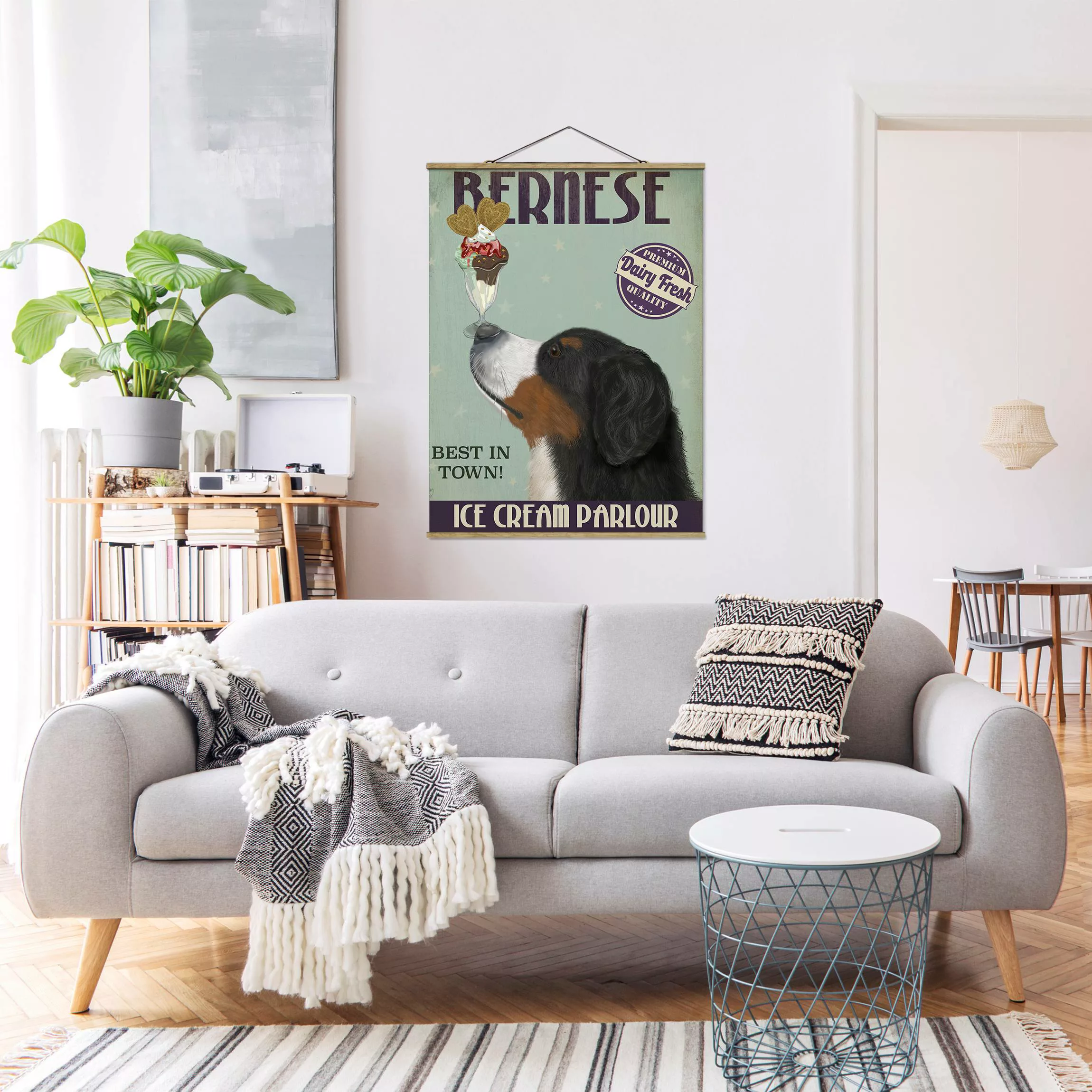 Stoffbild Tiere mit Posterleisten - Hochformat Berner Sennenhund mit Eis günstig online kaufen