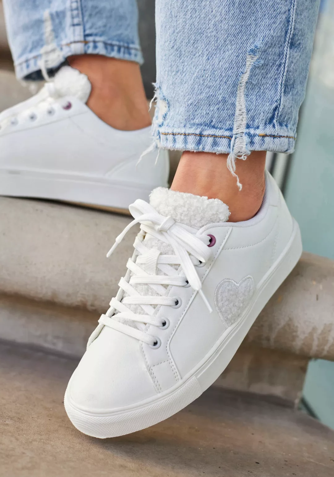 LASCANA Sneaker, Freizeitschuh, Halbschuh mit kleinem Herz Patch VEGAN günstig online kaufen