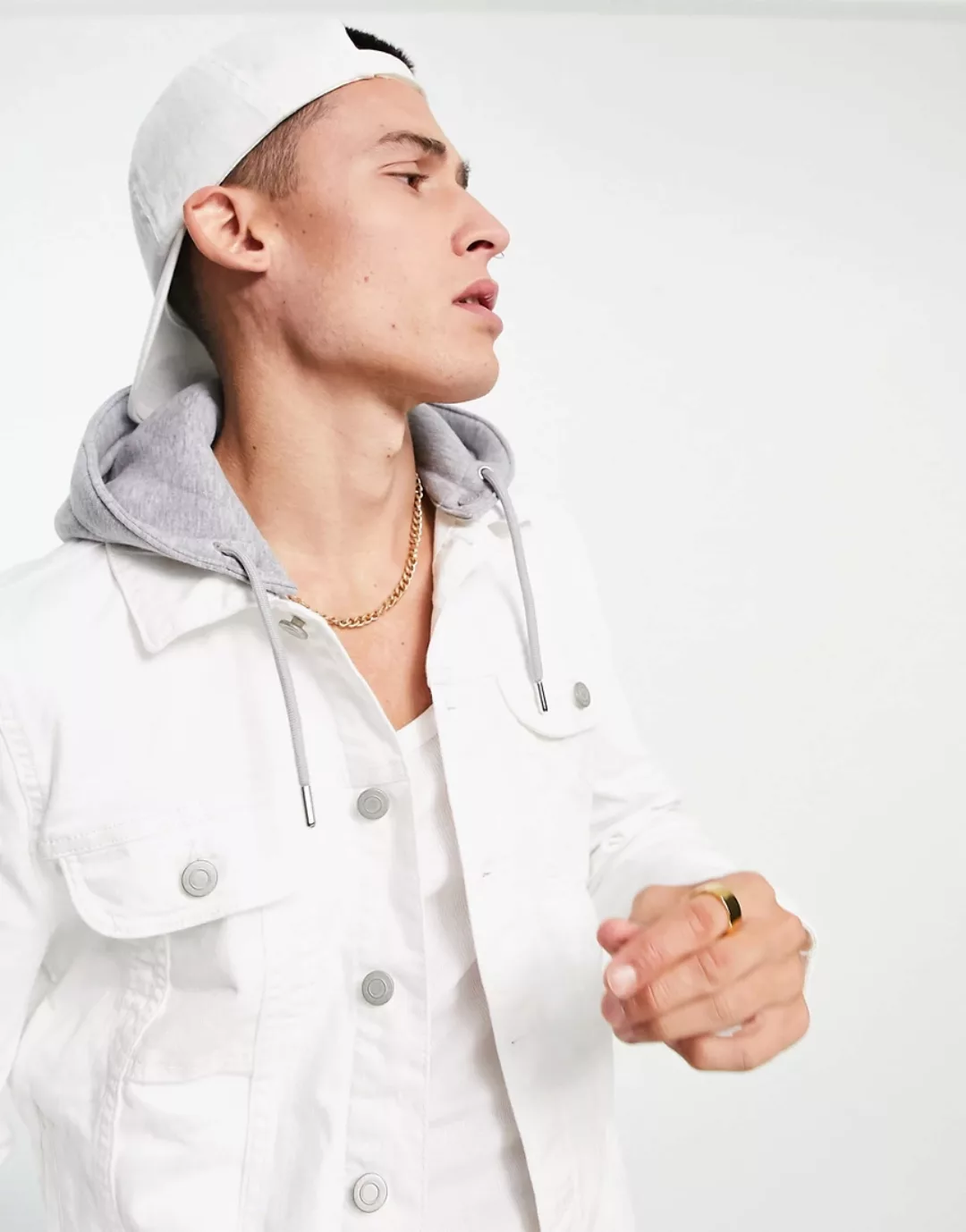 ASOS DESIGN – Enge Jeansjacke mit Kapuze in Grau-Weiß günstig online kaufen