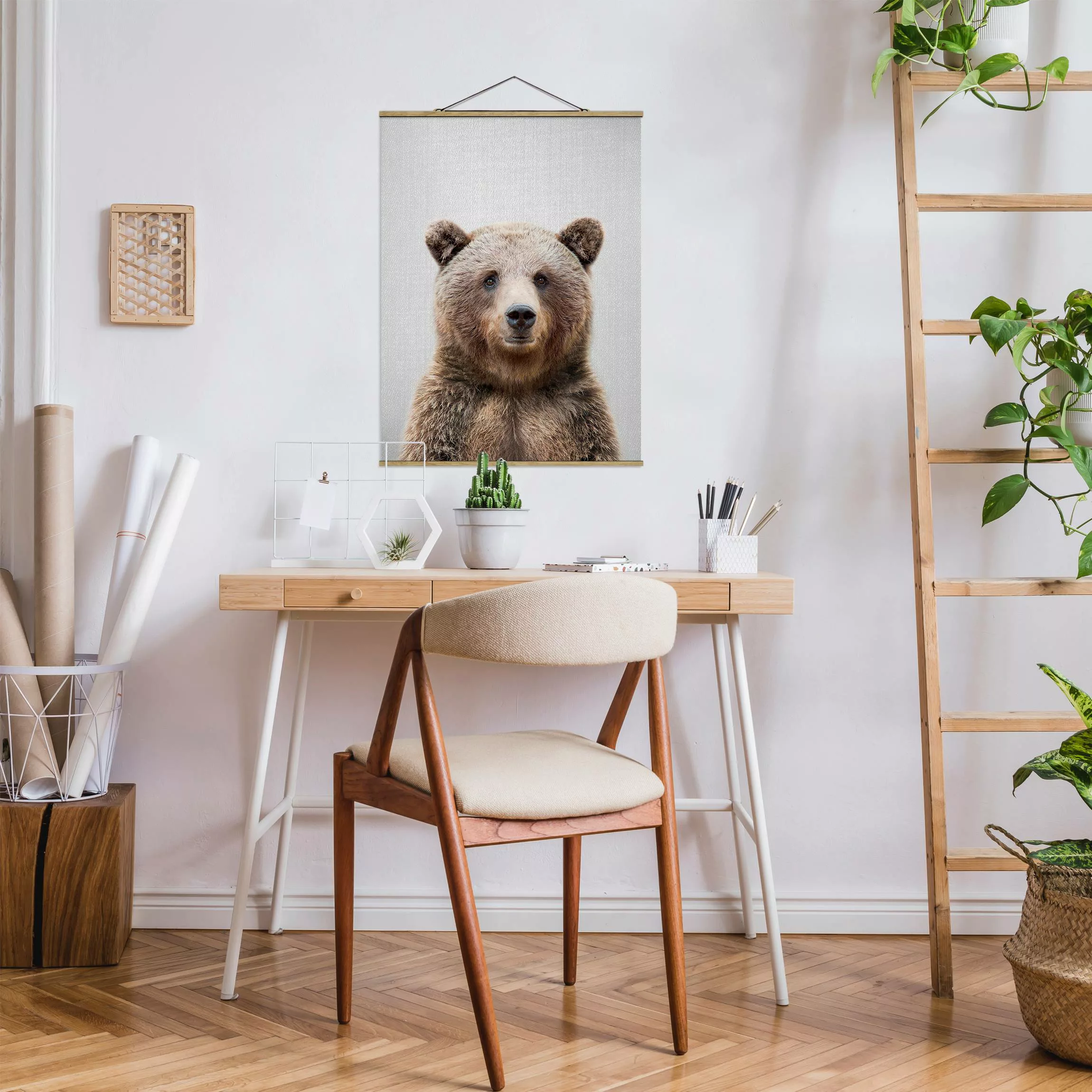 Stoffbild mit Posterleisten Grizzlybär Gustel günstig online kaufen