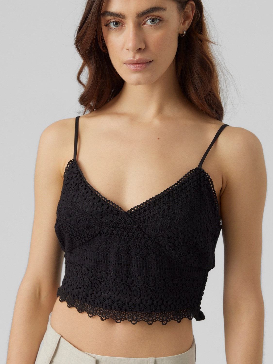 Vero Moda Spaghettitop "VMHONEY LACE V-NECK CROPPED TOP WVN" günstig online kaufen