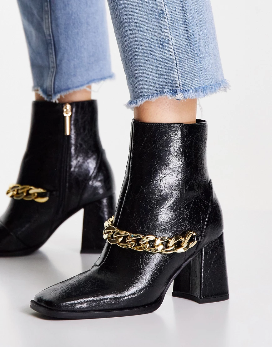 Miss Selfridge – Boom Stiefeletten in Schwarz mit Kettendetail günstig online kaufen