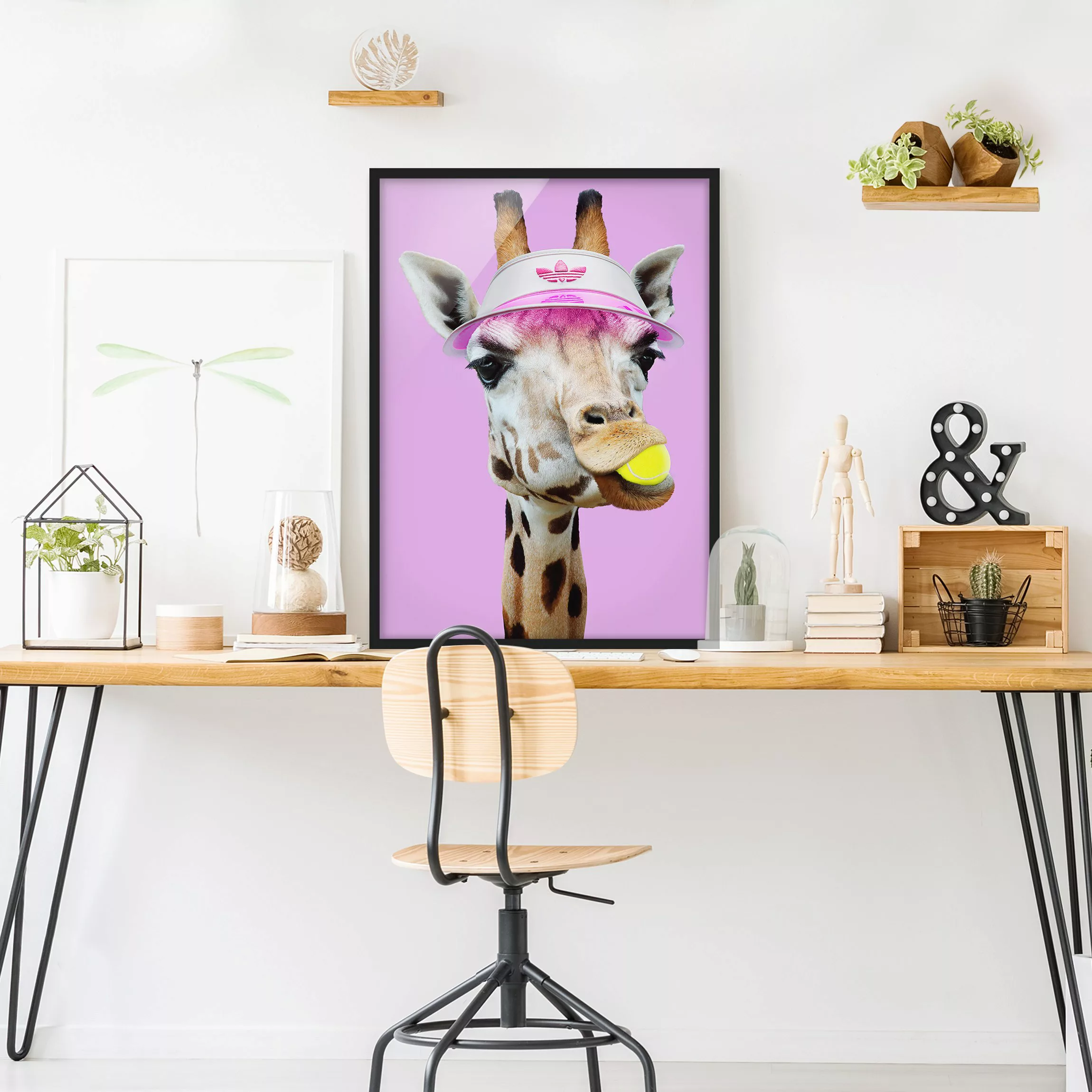 Bild mit Rahmen - Hochformat Giraffe beim Tennis günstig online kaufen