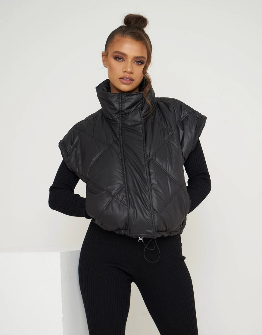 Aria Cove – Kurze, gesteppte Lackjacke mit abnehmbaren Ärmeln in Schwarz günstig online kaufen