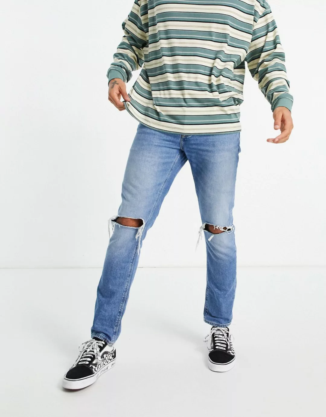 ASOS DESIGN – Enge Jeans in verwaschenem Vintage-Mittelblau mit Knierissen günstig online kaufen
