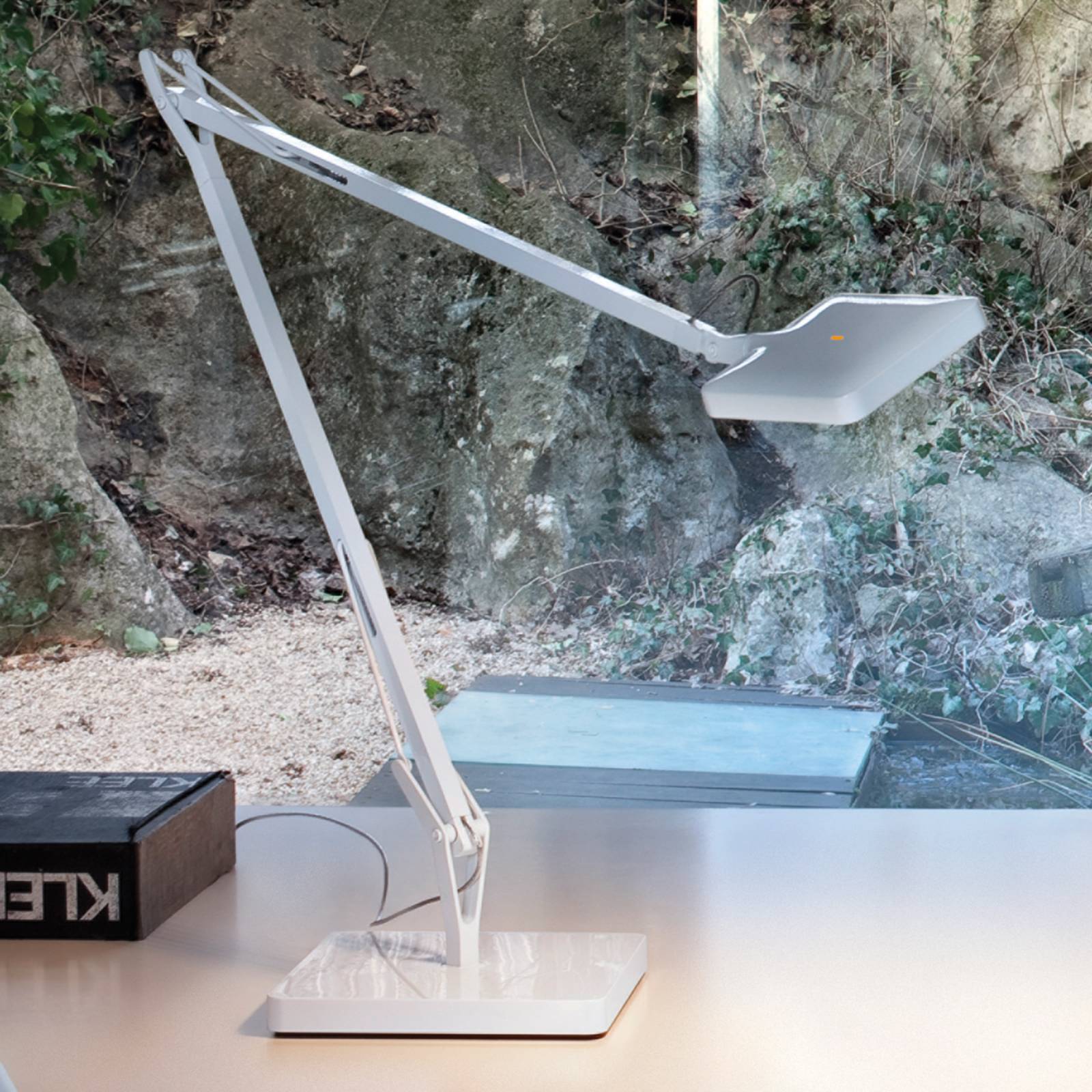 FLOS Kelvin Edge - weiße LED-Schreibtischlampe günstig online kaufen