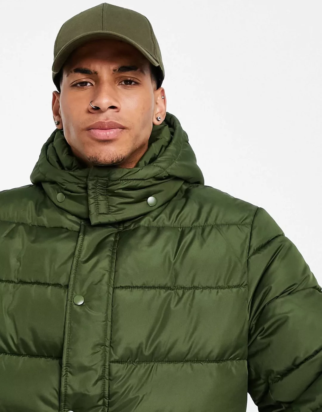 ASOS DESIGN – Recycelte Steppjacke in Khaki mit abnehmbarer Kapuze-Grün günstig online kaufen