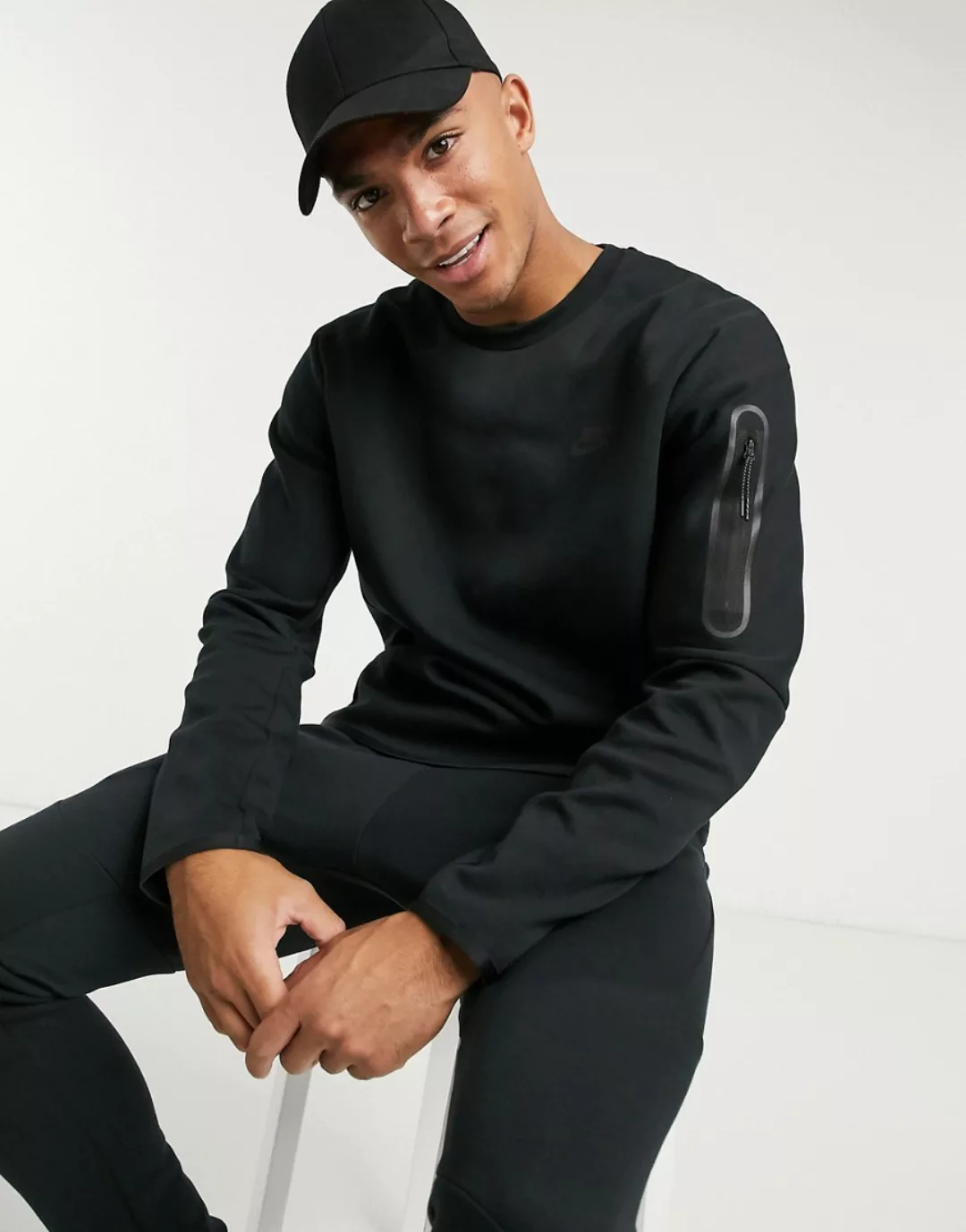 Nike – Tech Fleece – Sweatshirt mit Rundhalsausschnitt in Schwarz günstig online kaufen