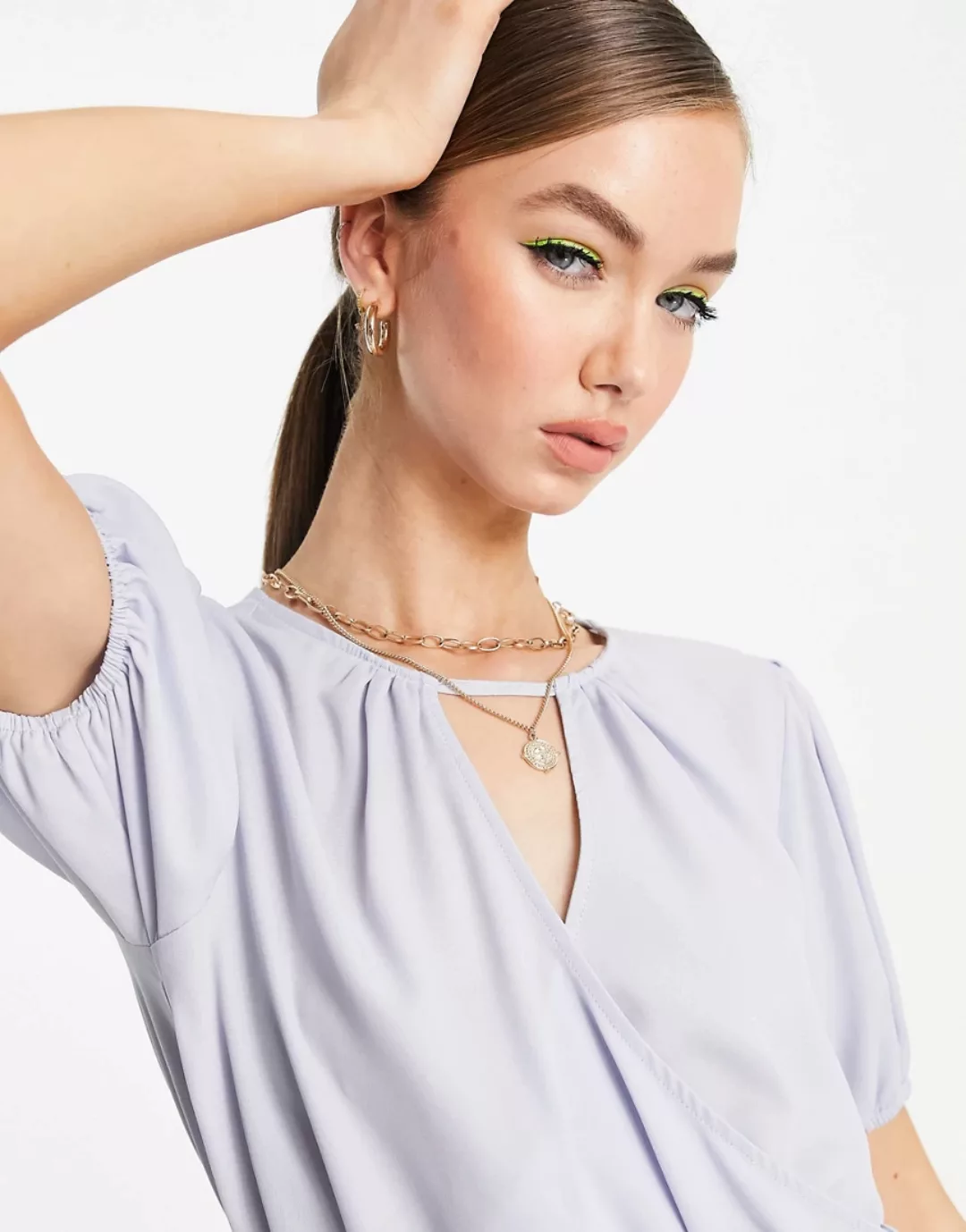 ASOS DESIGN – Bluse mit gewickelter Vorderseite, Schößchensaum und Puffärme günstig online kaufen