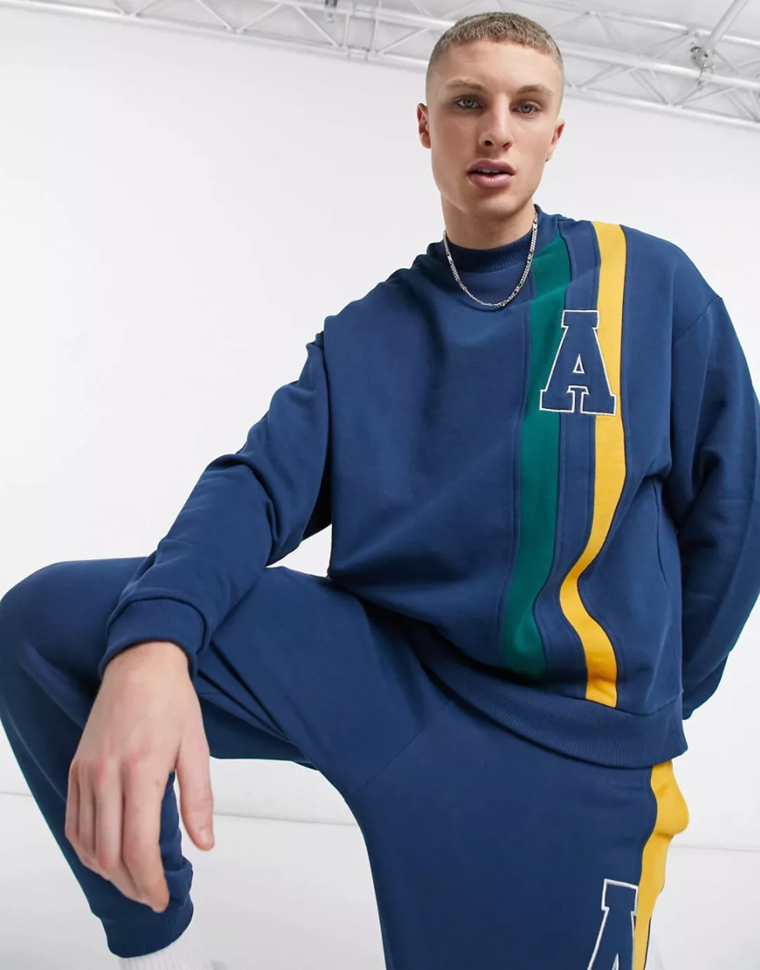 ASOS – Actual – Oversize-Sweatshirt in Marineblau mit abgenähtem Streifende günstig online kaufen