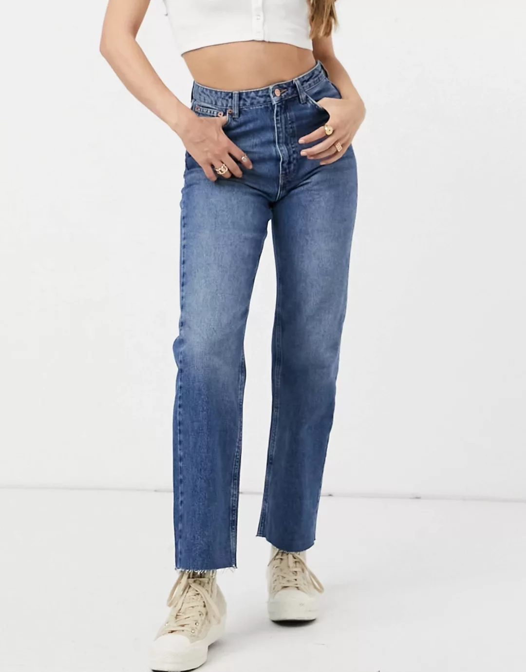 NA-KD – Gerade geschnittene Jeans mit unversäubertem Saum in Mittelblau günstig online kaufen