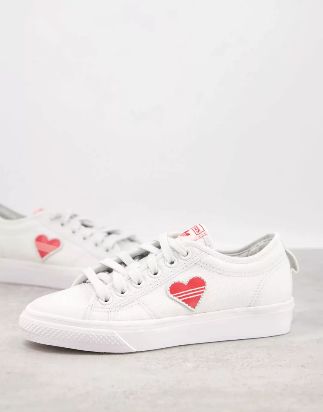 adidas Originals – Valentines Nizza – Sneaker in Weiß mit Herzaufdruck günstig online kaufen