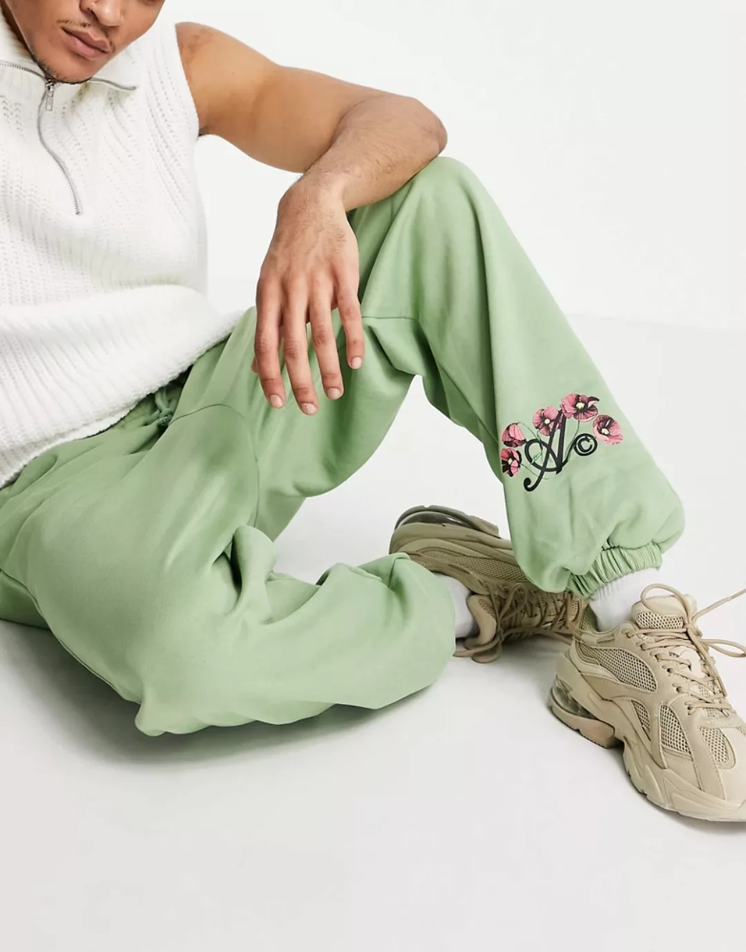 ASOS Actual – Jogginghose im Ballonschnitt mit Blumenprint in Pastellgrün, günstig online kaufen
