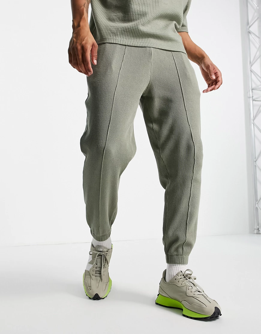 ASOS DESIGN – Schmal zulaufende Cargo-Jogginghose mit Waffelmuster in Khaki günstig online kaufen