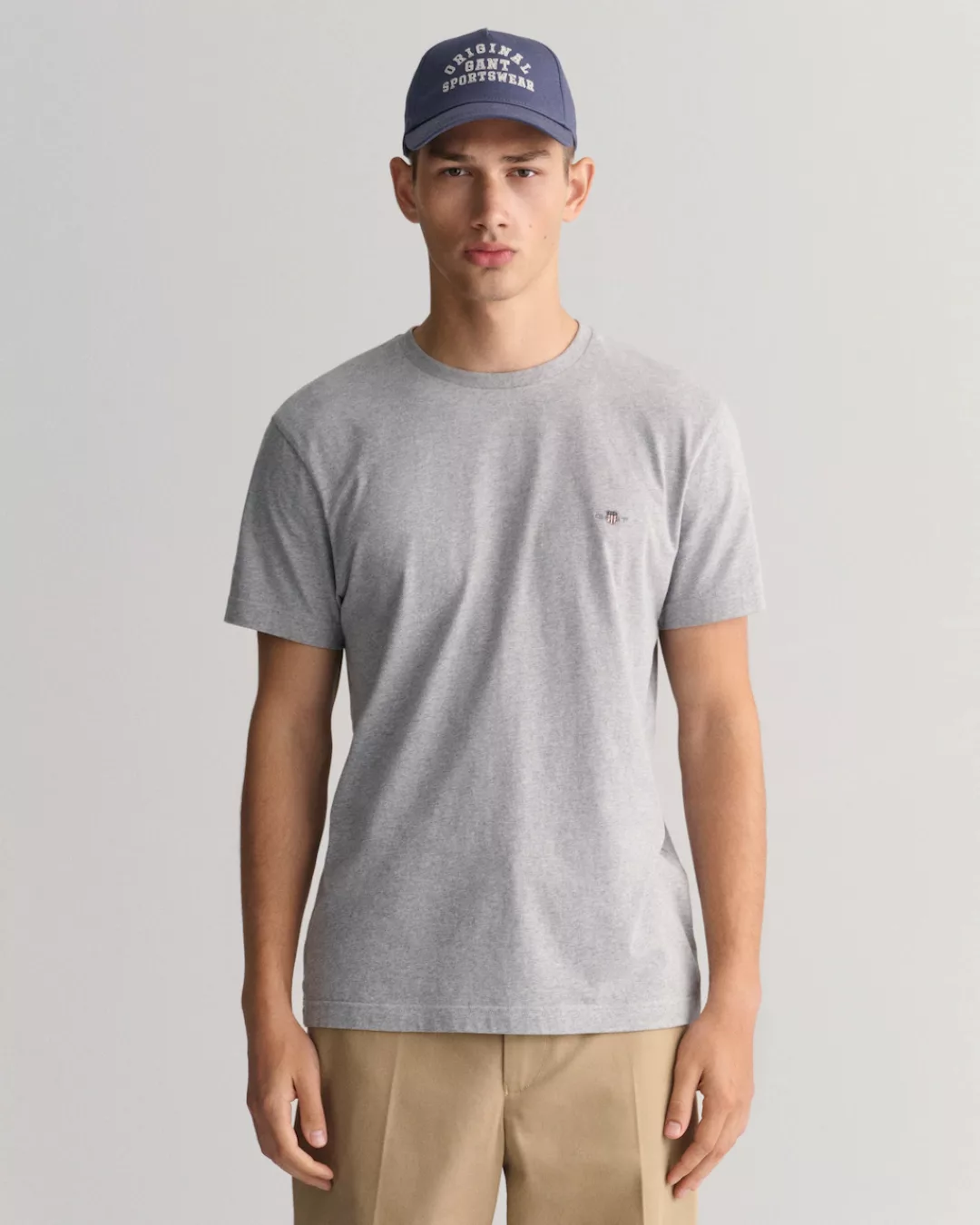 Gant T-Shirt SLIM SHIELD V-NECK T-SHIRT mit einer kleinen Logostickerei auf günstig online kaufen