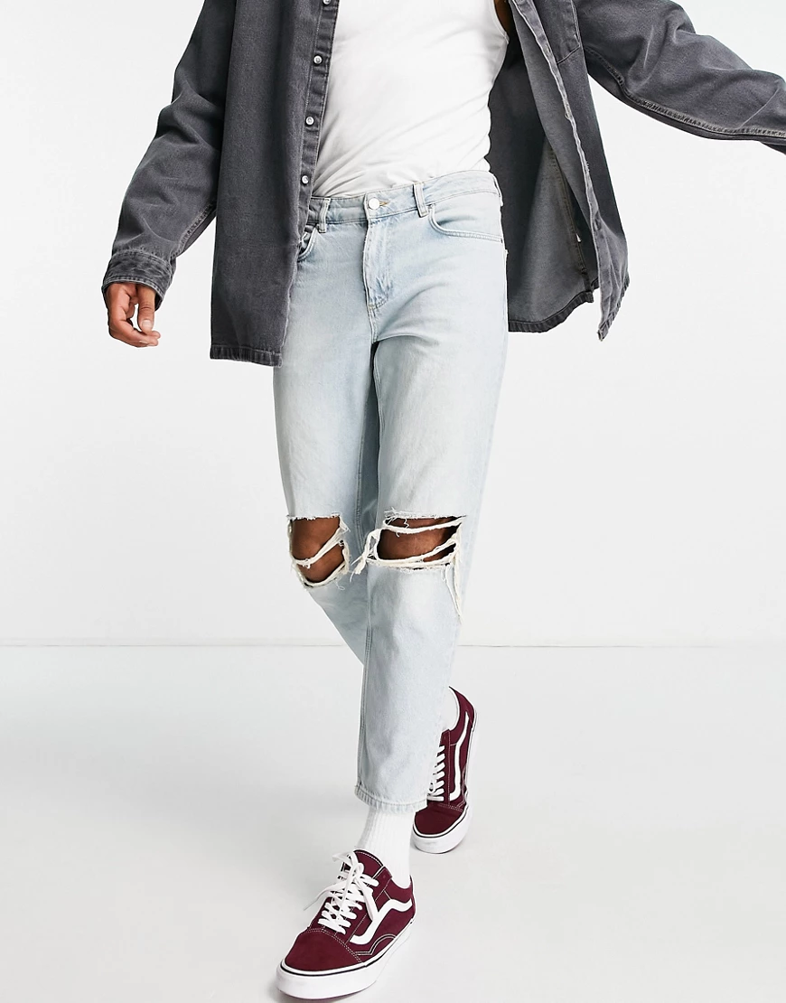 ASOS DESIGN – Klassische feste Jeans in heller Waschung mit Knierissen-Blau günstig online kaufen