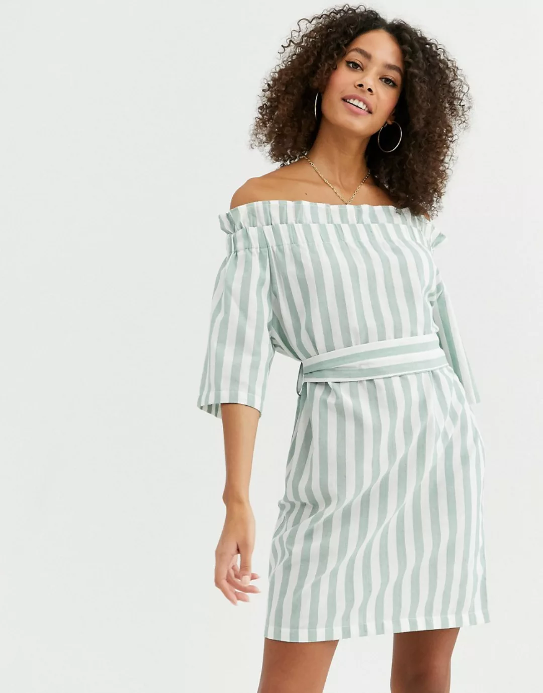 Urban Bliss – Eleanor – Schulterfreies Kleid mit Pastellstreifen-Grün günstig online kaufen