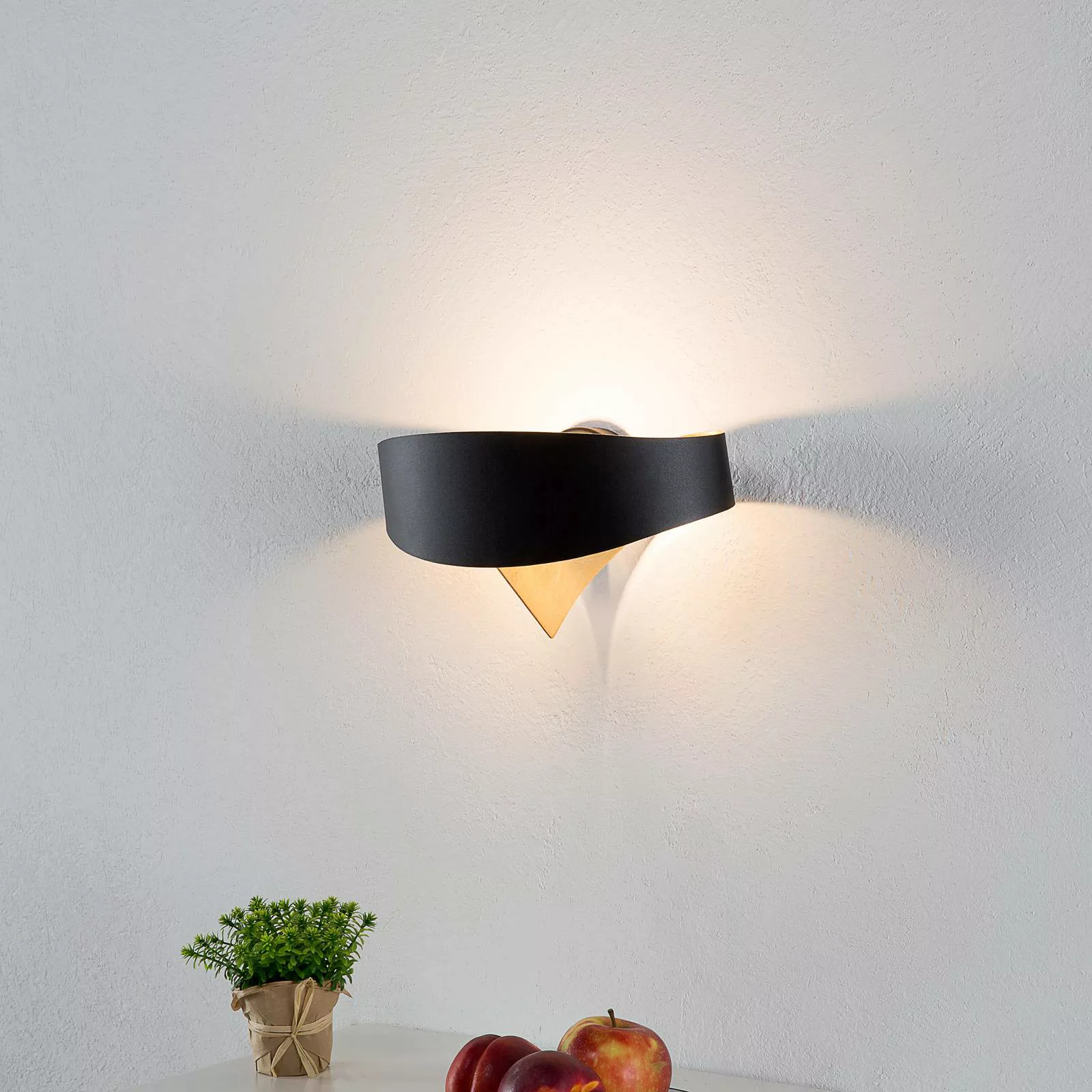 Schwarz-goldene Designer-Wandlampe Scudo LED günstig online kaufen