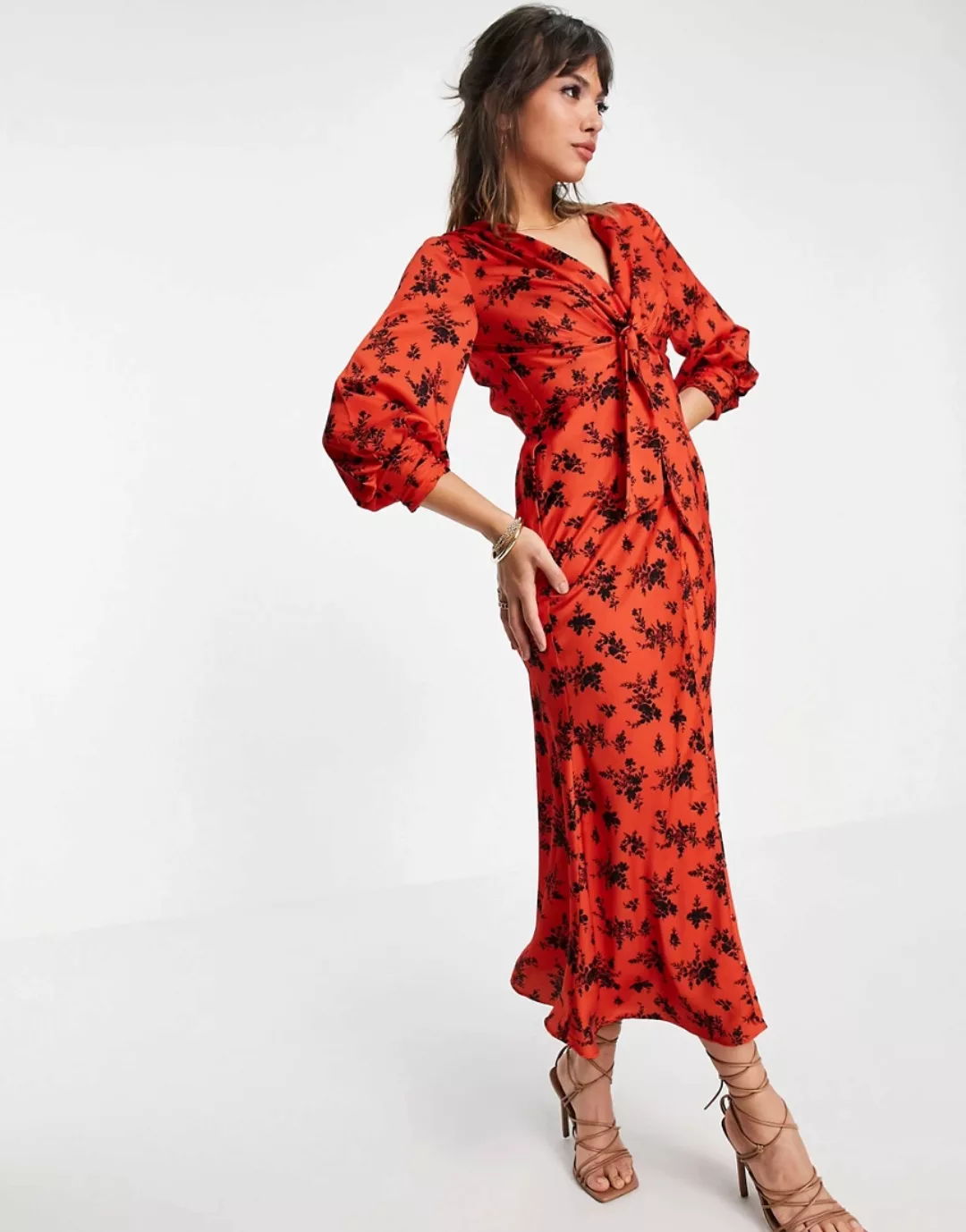 ASOS DESIGN – Midikleid aus Satin mit Schnürung vorn und Knopfdetail in Rot günstig online kaufen