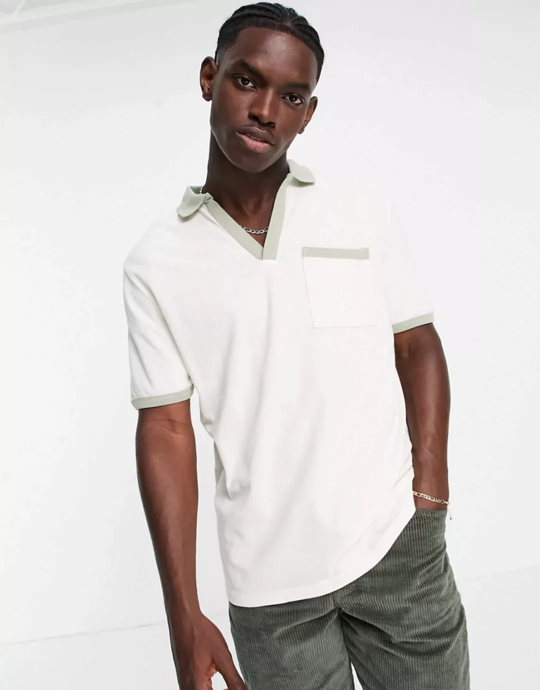 ASOS DESIGN – Legeres Piqué-Poloshirt mit V-Ausschnitt in gebrochenem Weiß günstig online kaufen