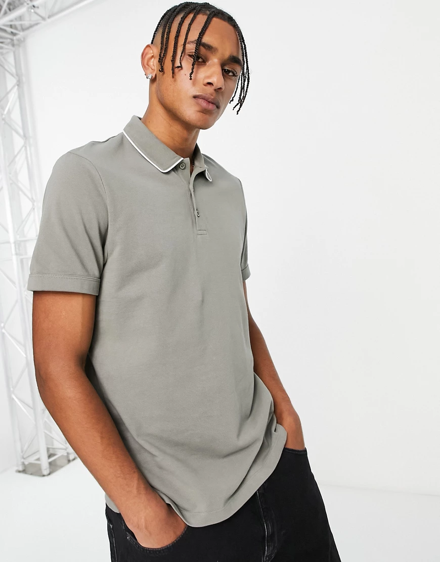 ASOS DESIGN – Polohemd aus Pikee in Beige mit Kontraststreifen in Weiß-Grün günstig online kaufen