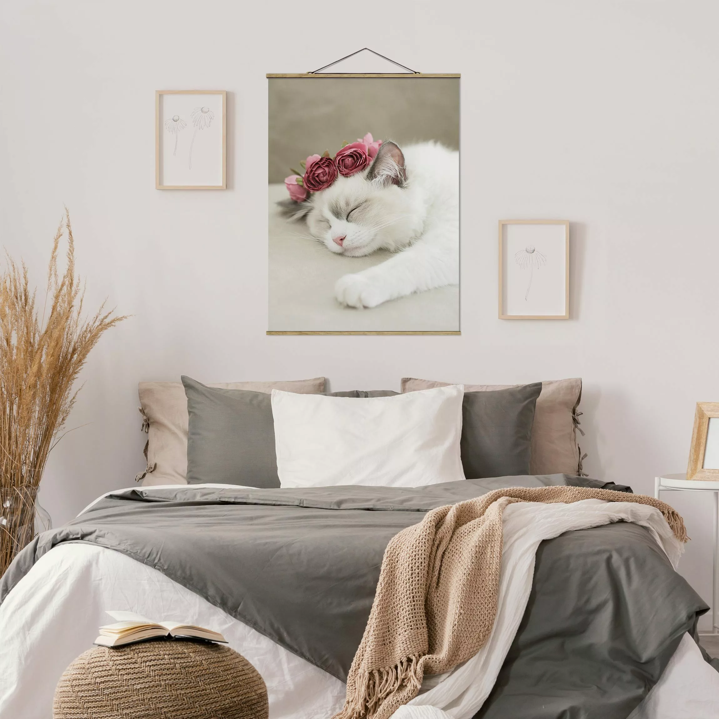 Stoffbild mit Posterleisten Schlafende Katze mit Rosen günstig online kaufen