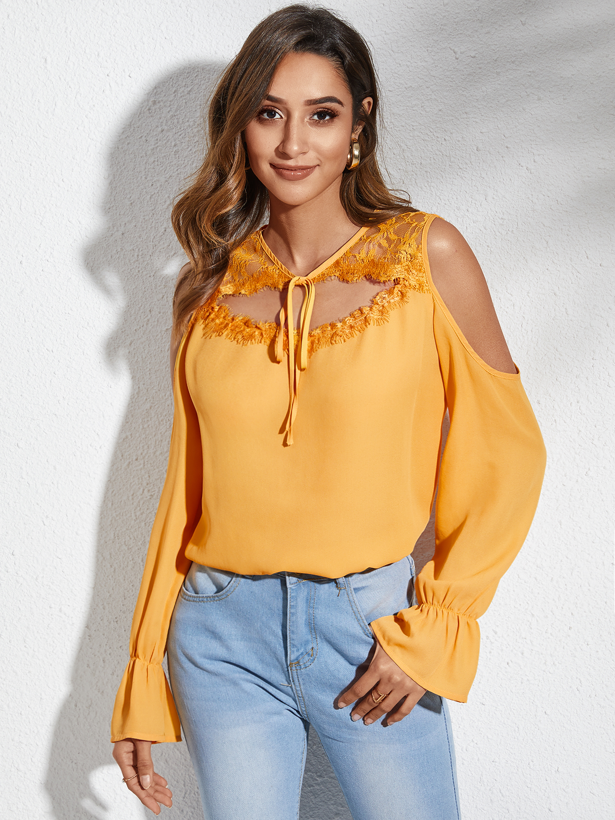 YOINS Yellow Lace Insert Kaltschulter-Bluse mit Glockenärmeln günstig online kaufen