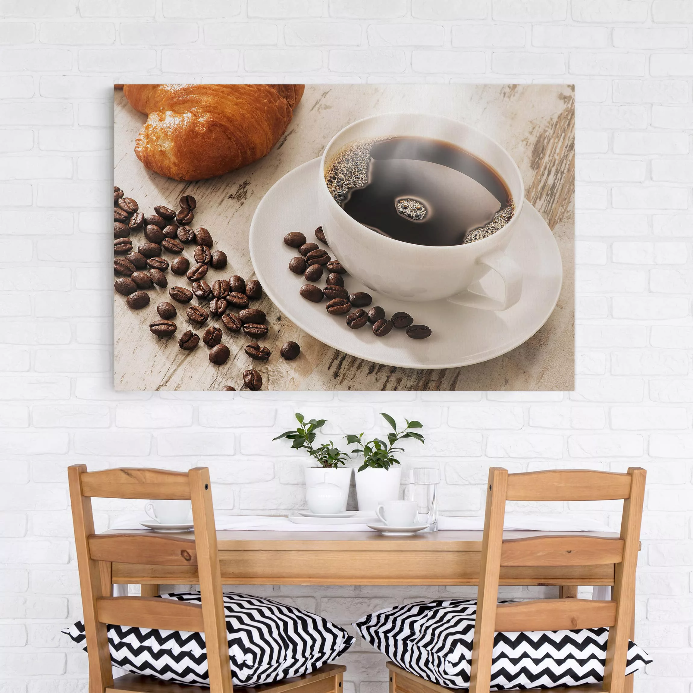 Leinwandbild Küche - Querformat Dampfende Kaffeetasse mit Kaffeebohnen günstig online kaufen
