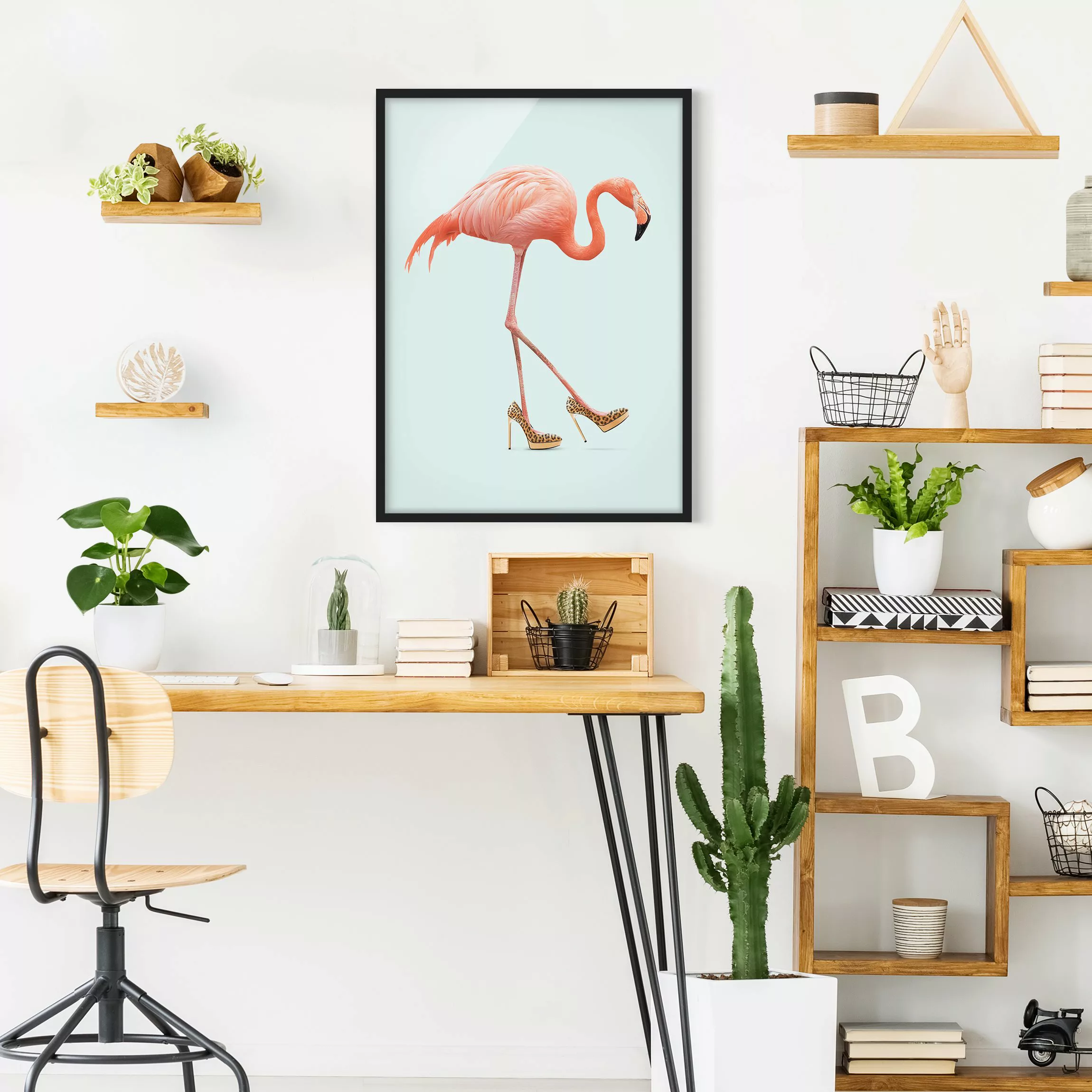 Bild mit Rahmen - Hochformat Flamingo mit High Heels günstig online kaufen