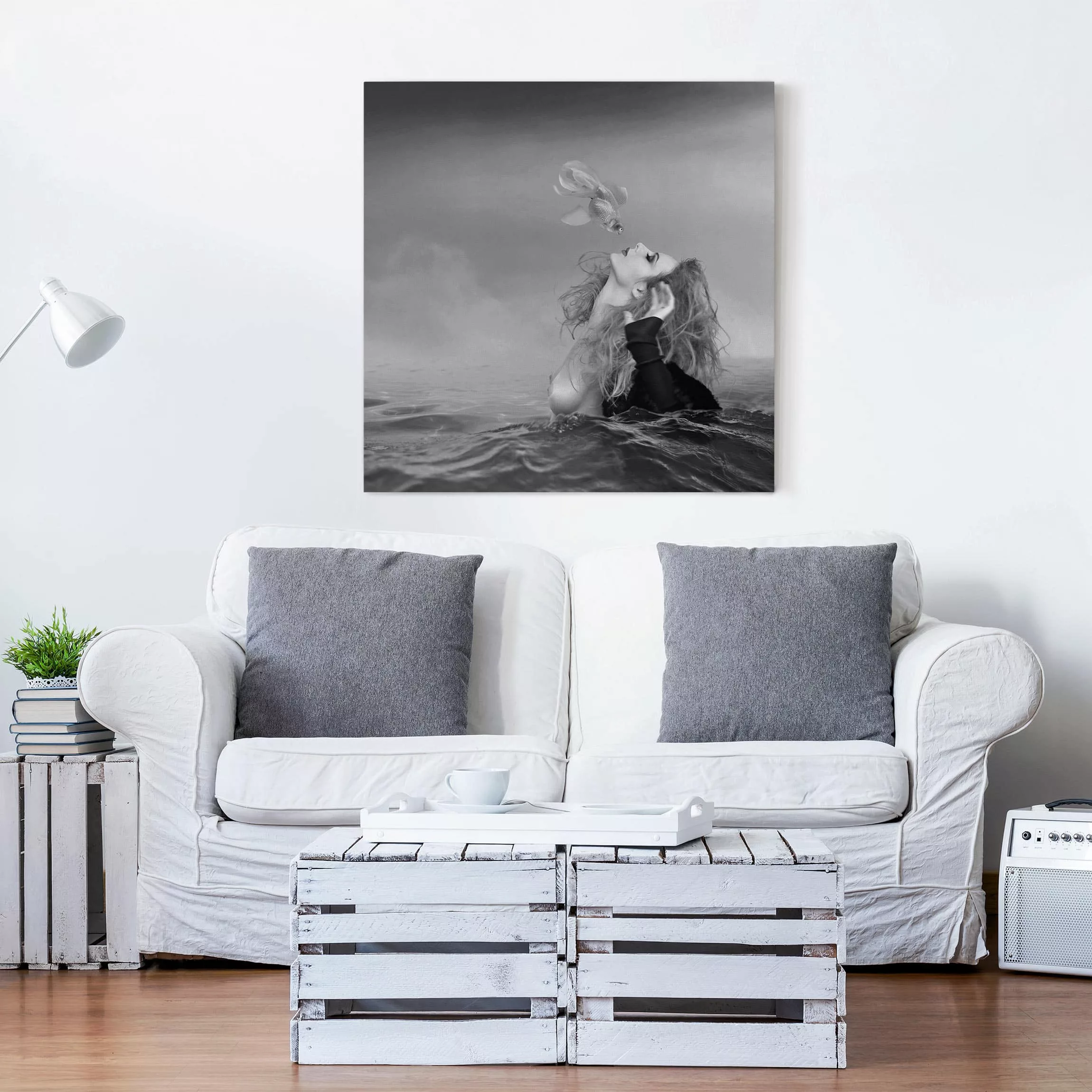 Leinwandbild Schwarz-Weiß - Quadrat Kuss eines Goldfisches II günstig online kaufen