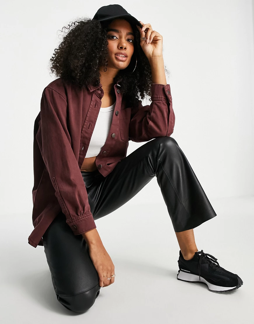 ASOS DESIGN – Jeans-Hemdjacke in Kastanienbraun mit Oversize-Schnitt-Rot günstig online kaufen