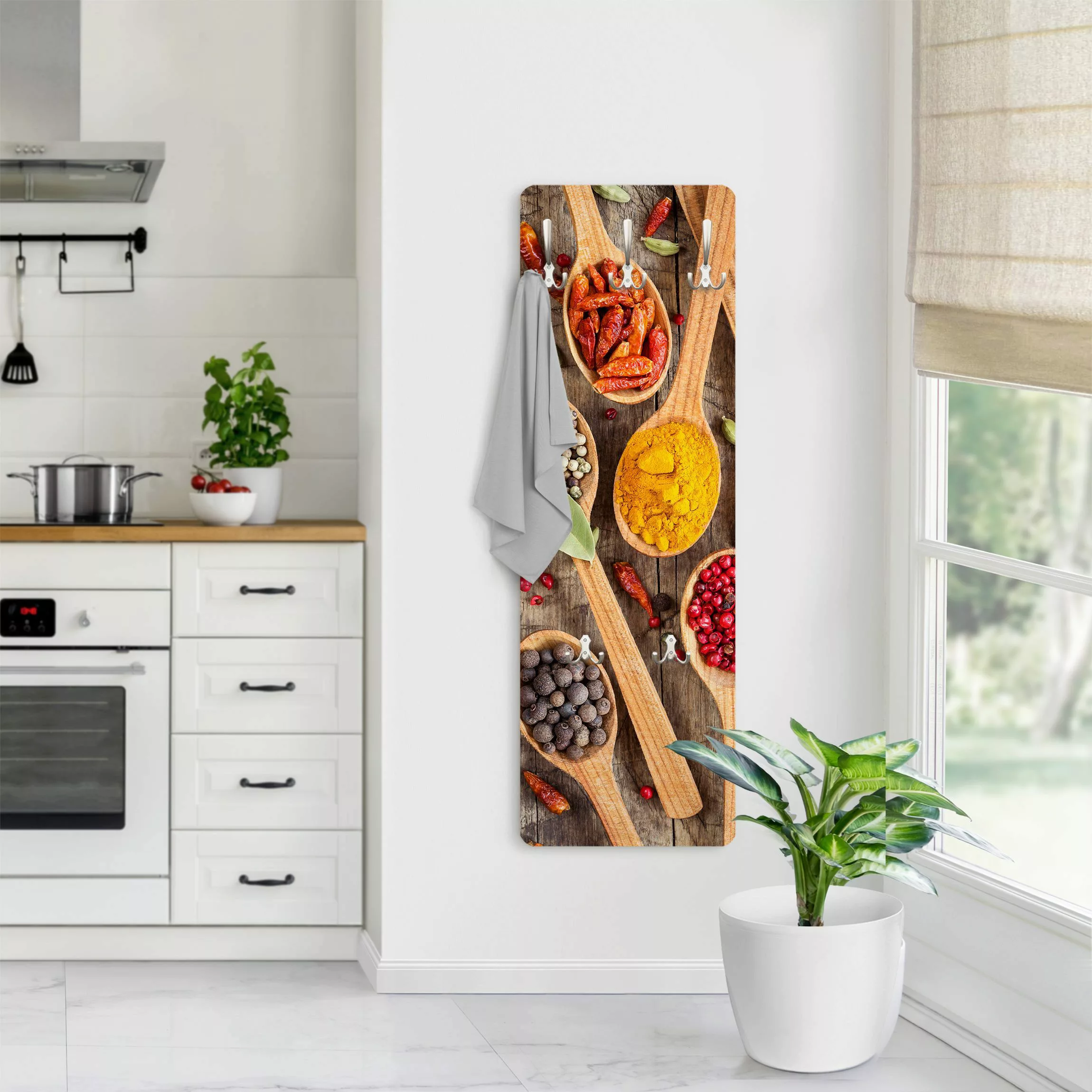 Wandgarderobe Holzpaneel Küche Gewürze auf Holzlöffel günstig online kaufen