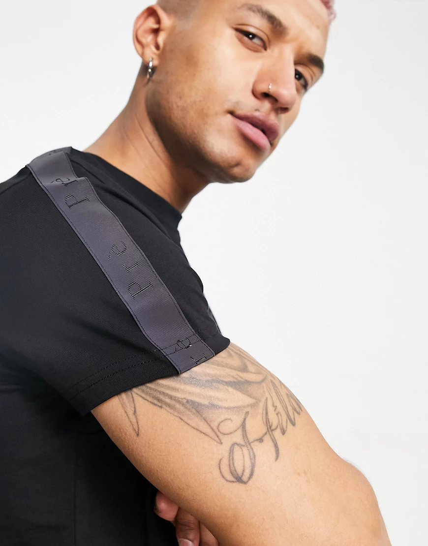 Prè London – Arcos – T-Shirt in Schwarz mit schimmernden Zierstreifen günstig online kaufen