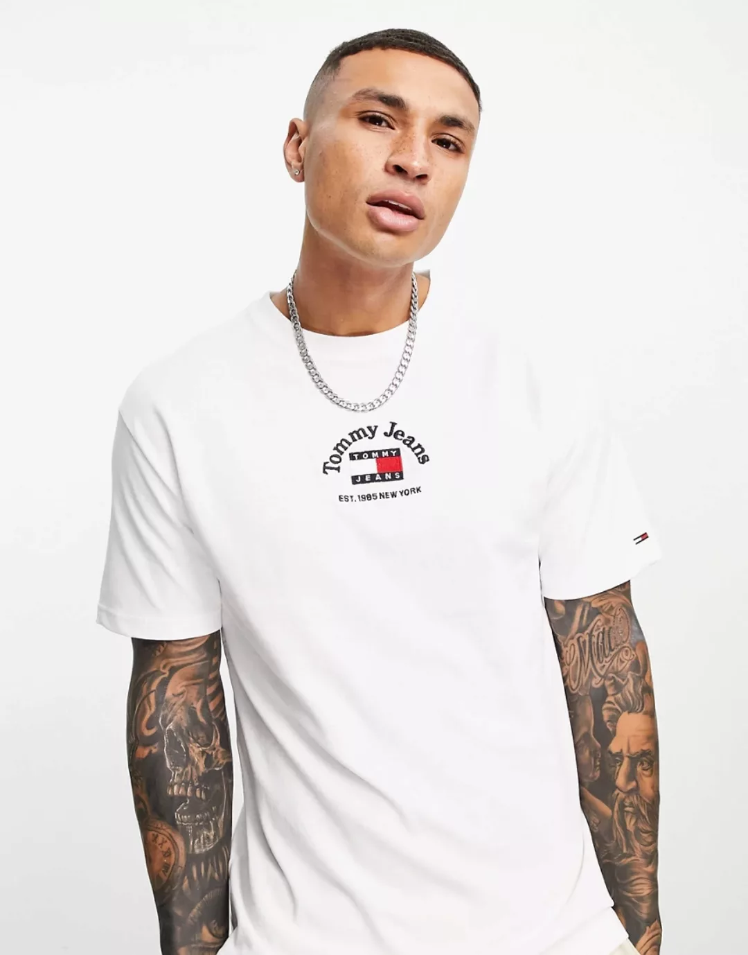 Tommy Jeans – Zeitloses T-Shirt in Weiß mit gebogenem Flaggen-Logo in der M günstig online kaufen