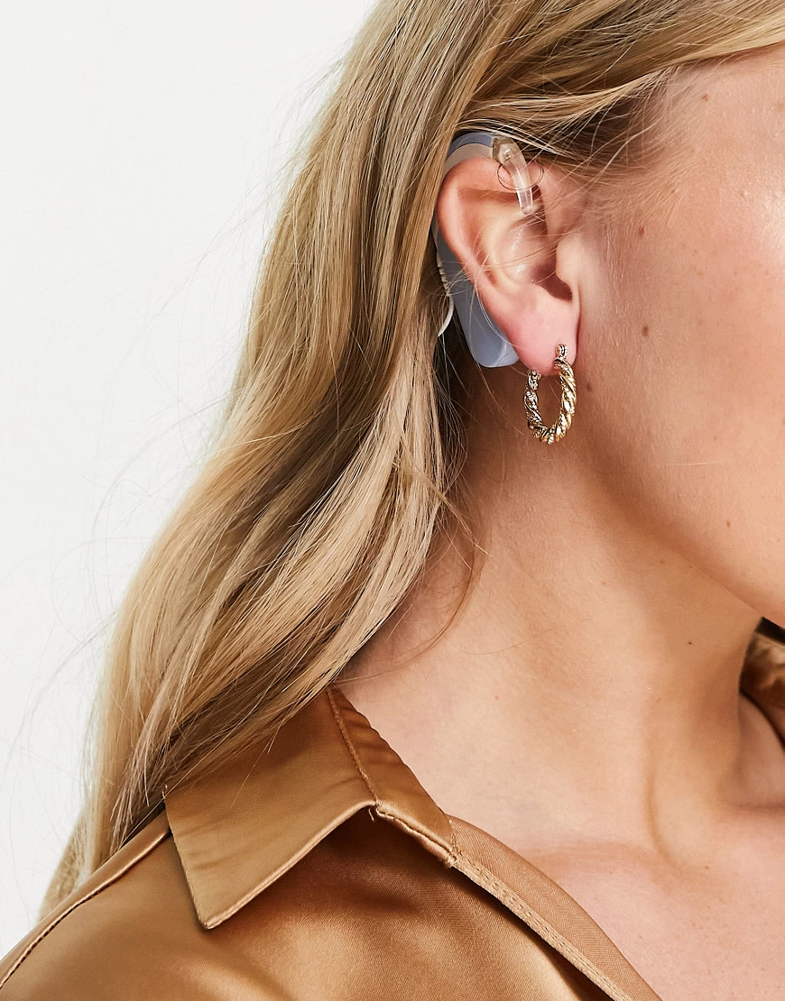 Topshop – Goldfarbene Ohrringe mit Gravur und verdrehtem Design günstig online kaufen