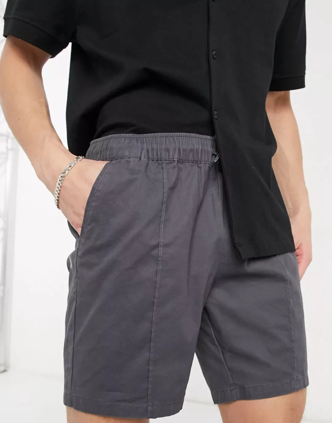 ASOS DESIGN – Schmal geschnittene Chino-Shorts mit Biesen in Anthrazit-Grau günstig online kaufen