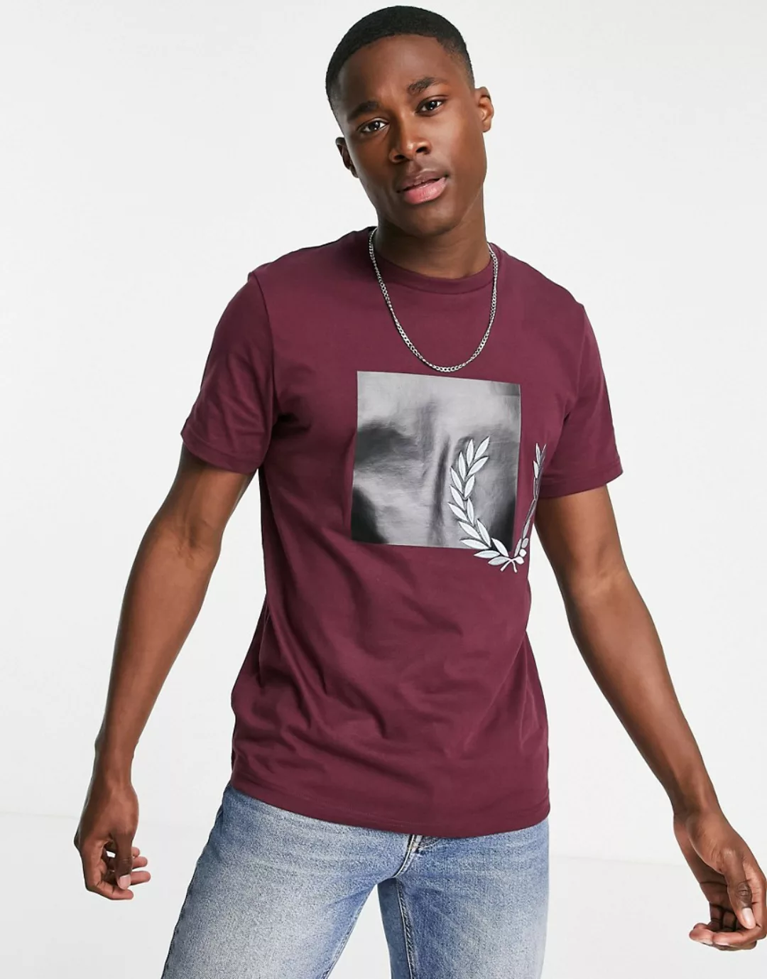 Fred Perry – T-Shirt in Burgunderrot mit tonalem Grafik-Logo günstig online kaufen