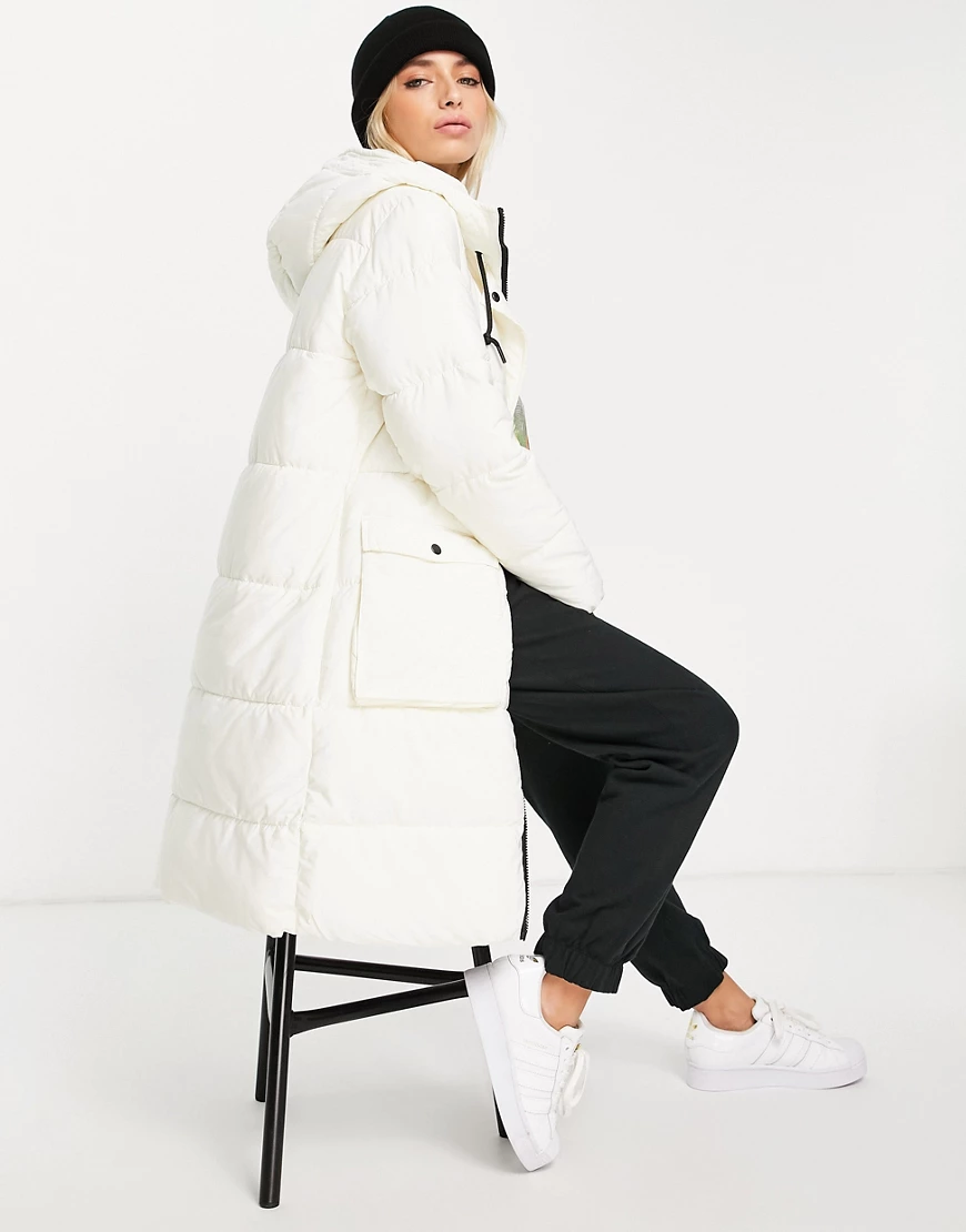 JDY – Wattierter Longline-Mantel in Weiß mit Kapuze günstig online kaufen