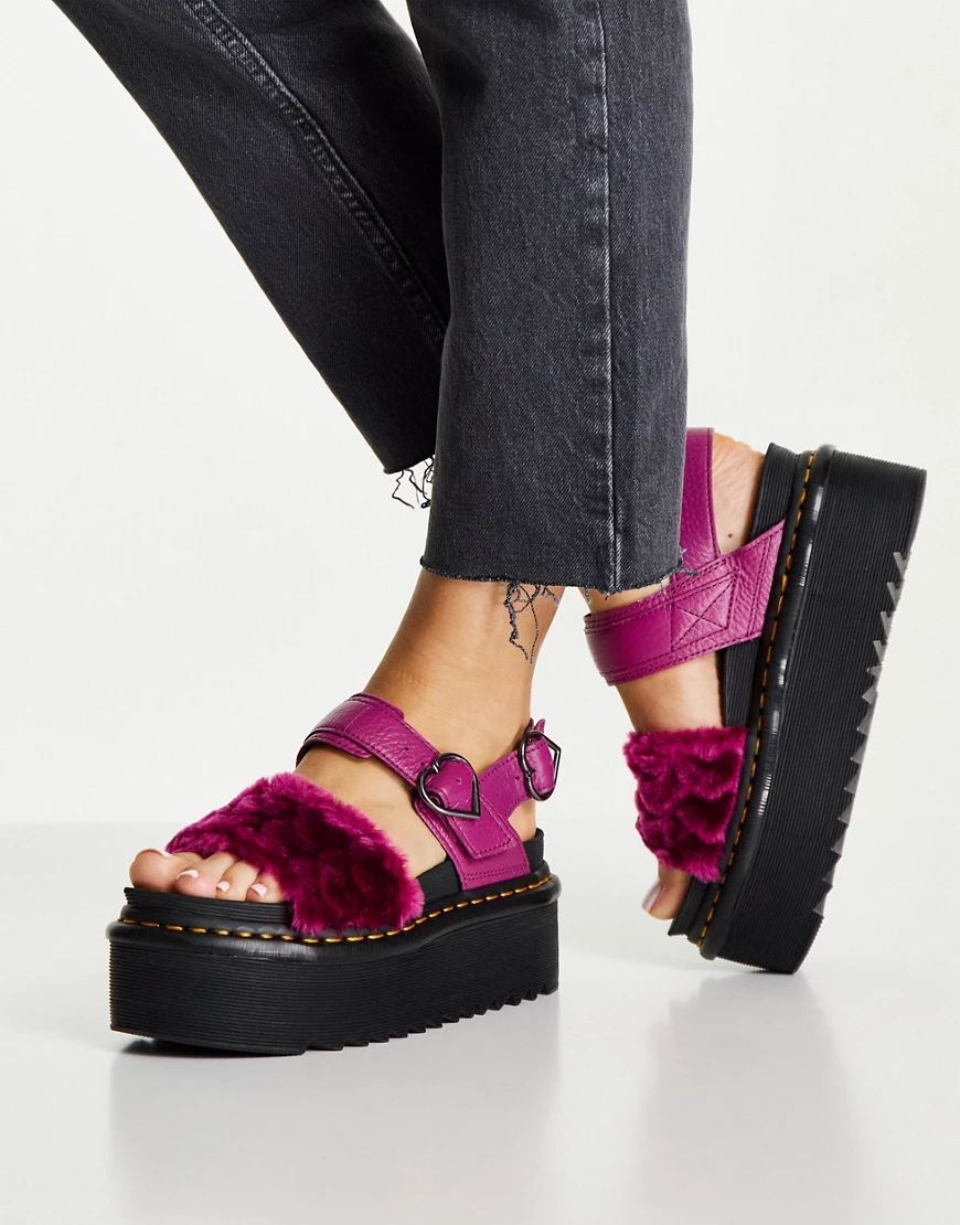 Dr Martens – Voss Quad – Flauschige Sandalen in Fuchsia mit herzförmigen De günstig online kaufen