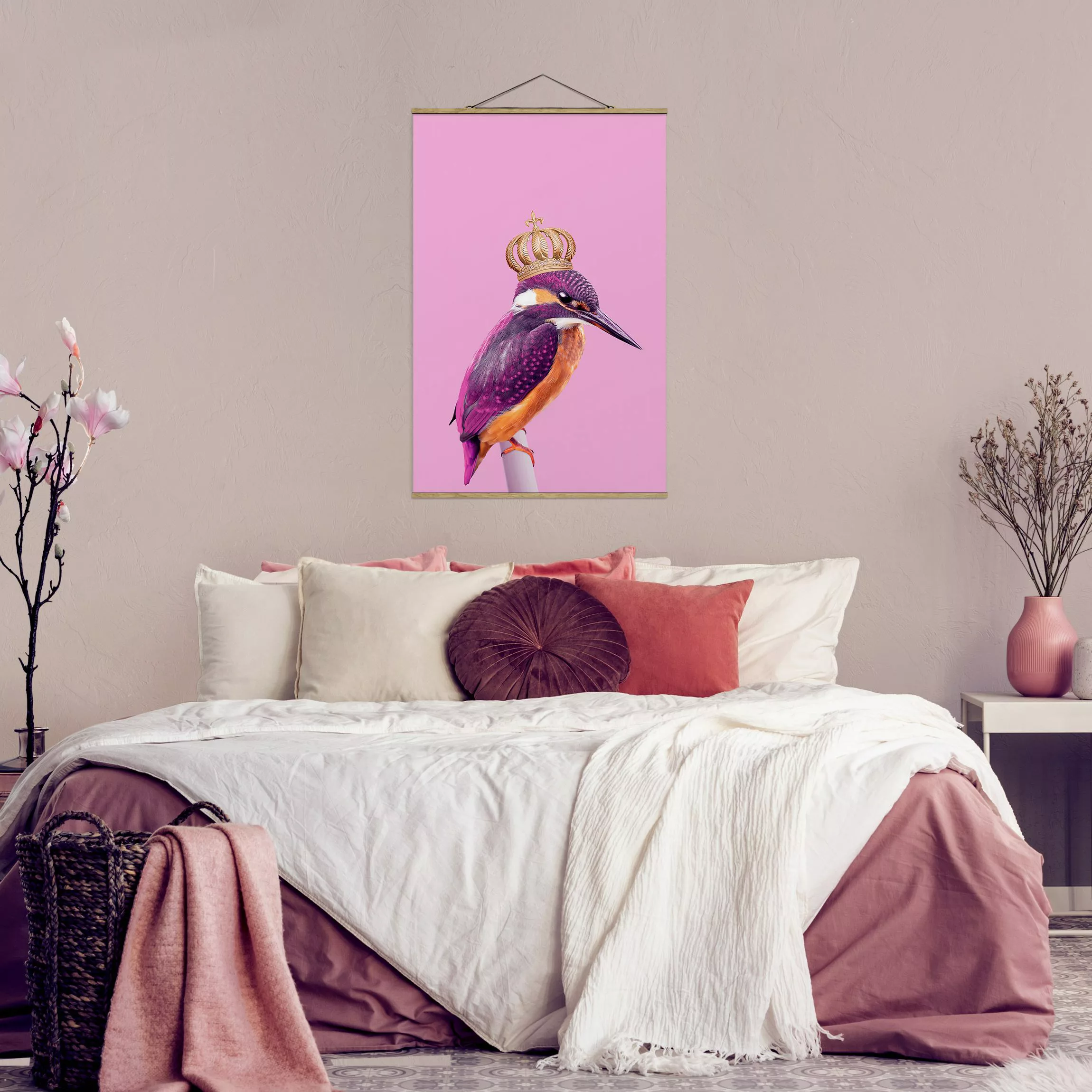 Stoffbild Tiere mit Posterleisten - Hochformat Rosa Eisvogel mit Krone günstig online kaufen