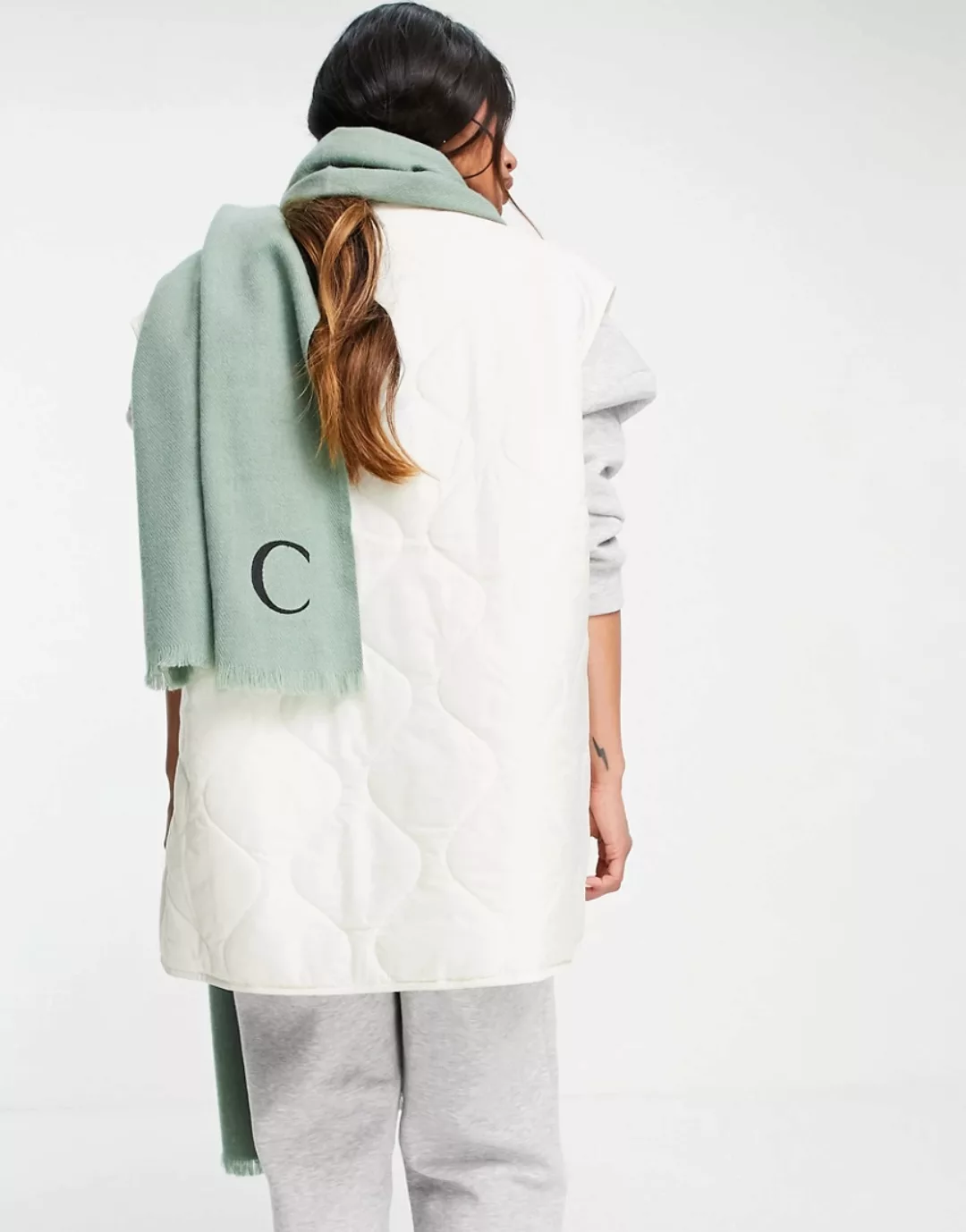 ASOS DESIGN – Personalisierter Schal in Salbeigrün mit „C“-Initiale aus rec günstig online kaufen