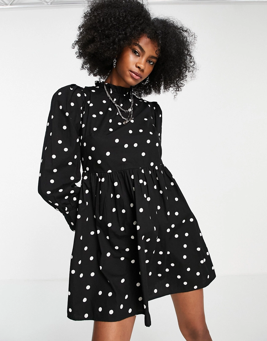 Violet Romance – Gestuftes Minikleid aus Baumwolle in Schwarz mit weißen Tu günstig online kaufen