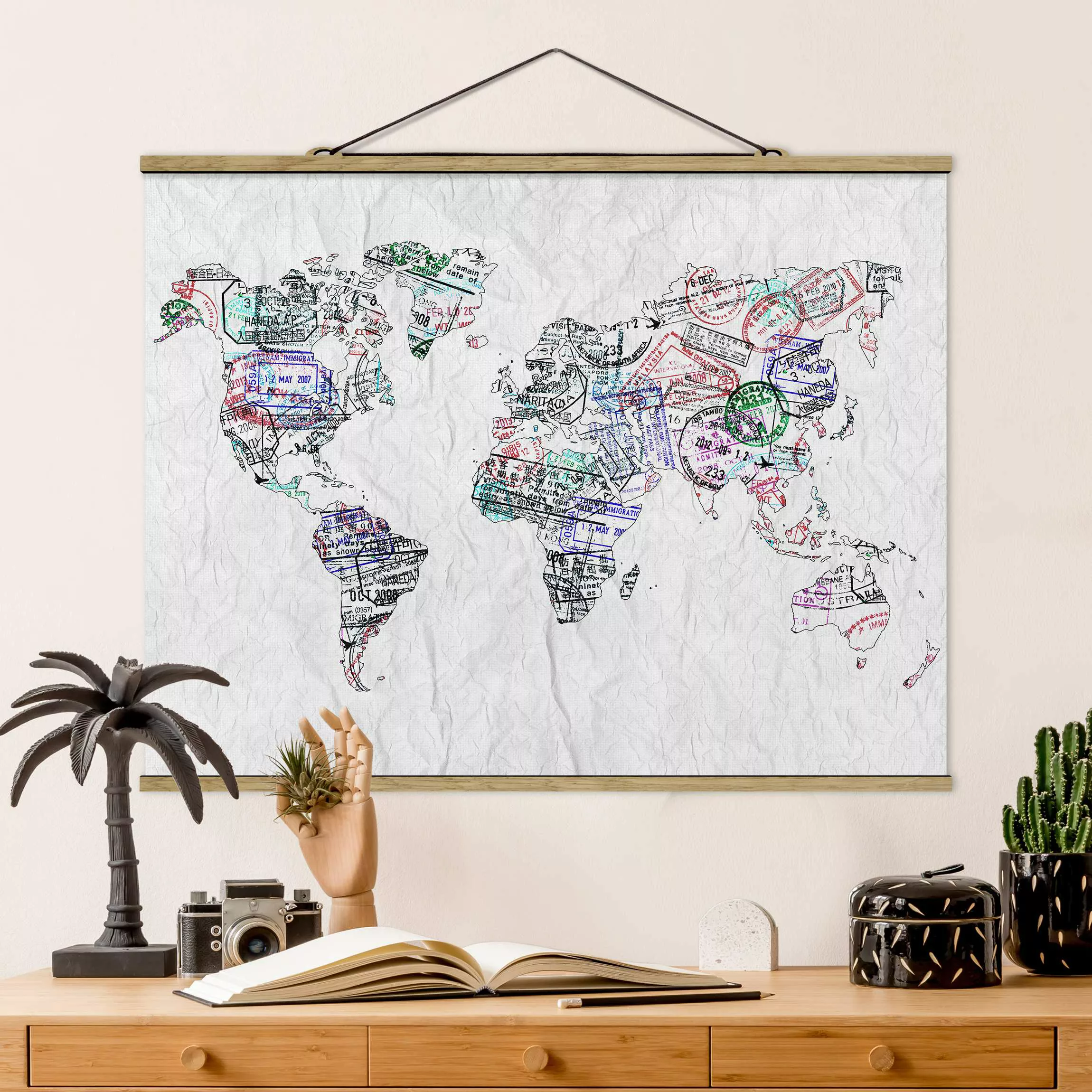 Stoffbild Karten mit Posterleisten - Querformat Reisepass Stempel Weltkarte günstig online kaufen