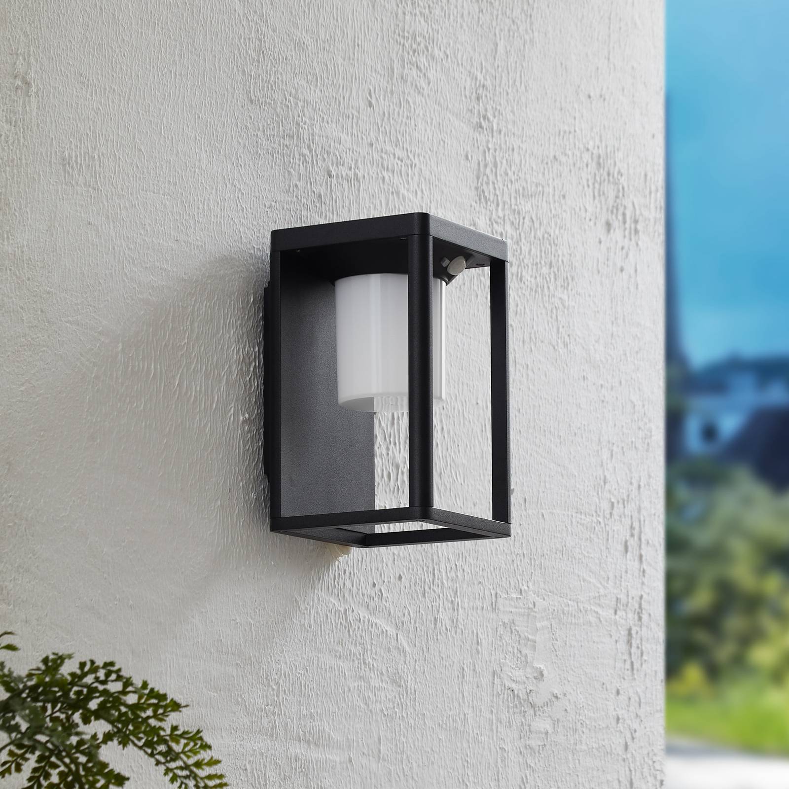 Lucande LED-Solar-Wandleuchte Tilena, schwarz, Alu, Sensor günstig online kaufen