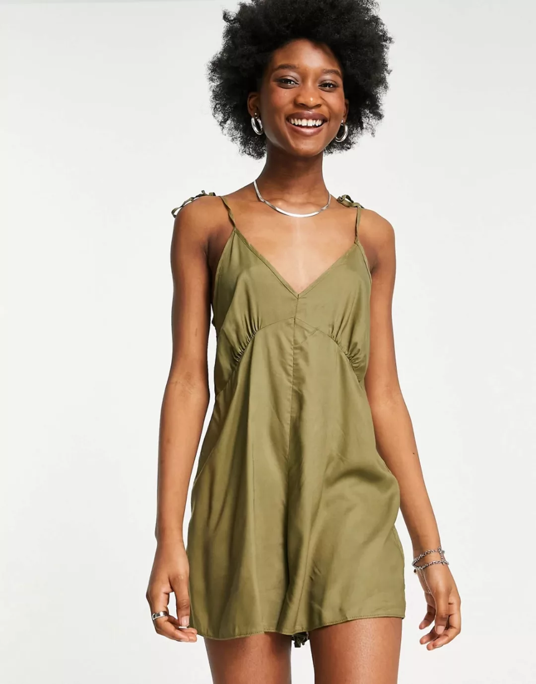 ASOS DESIGN – Ausgestellter Playsuit mit V-Ausschnitt und Schulterschnürung günstig online kaufen