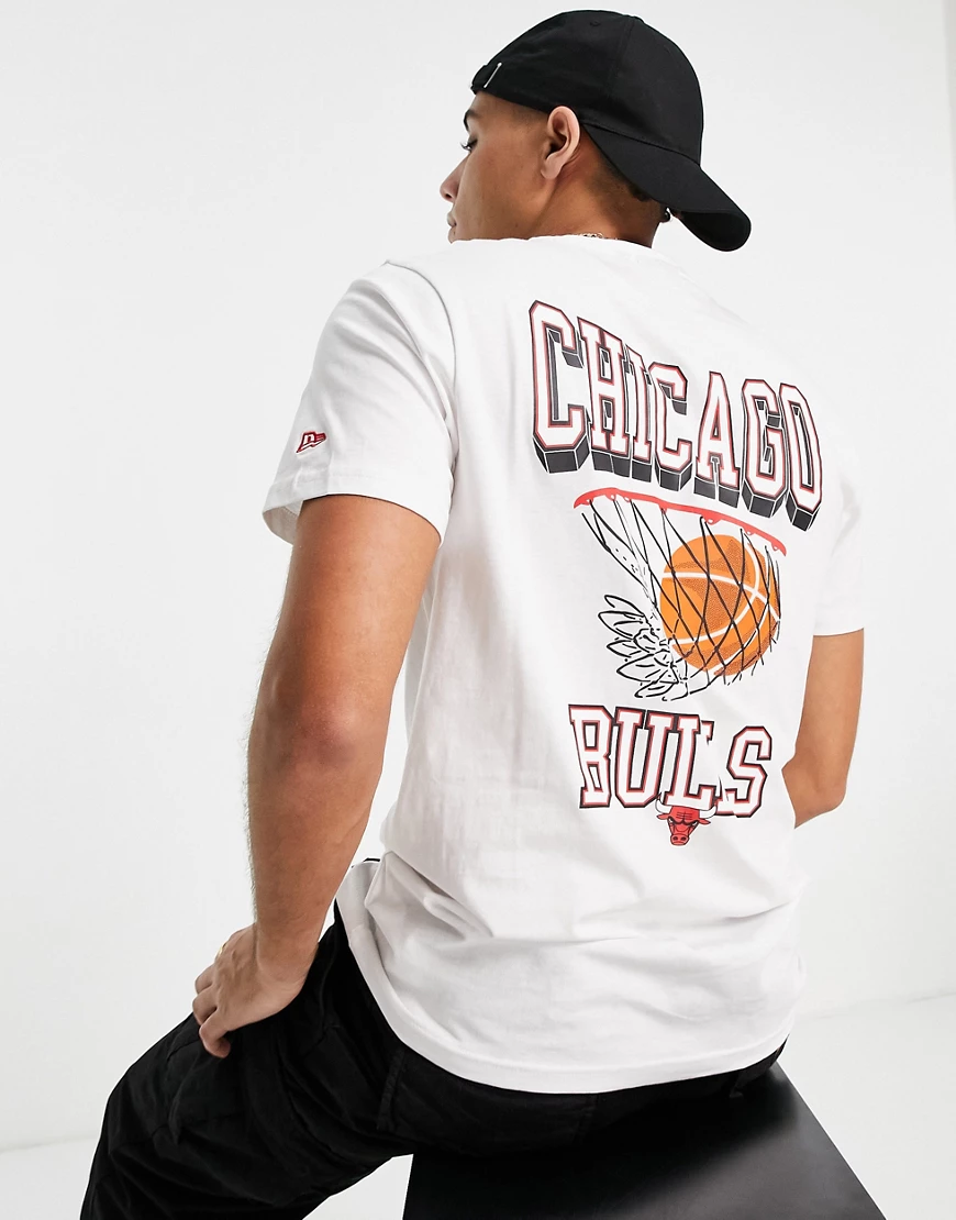 New Era – Chicago Bulls – T-Shirt in Weiß mit Basketballkorb-Print günstig online kaufen