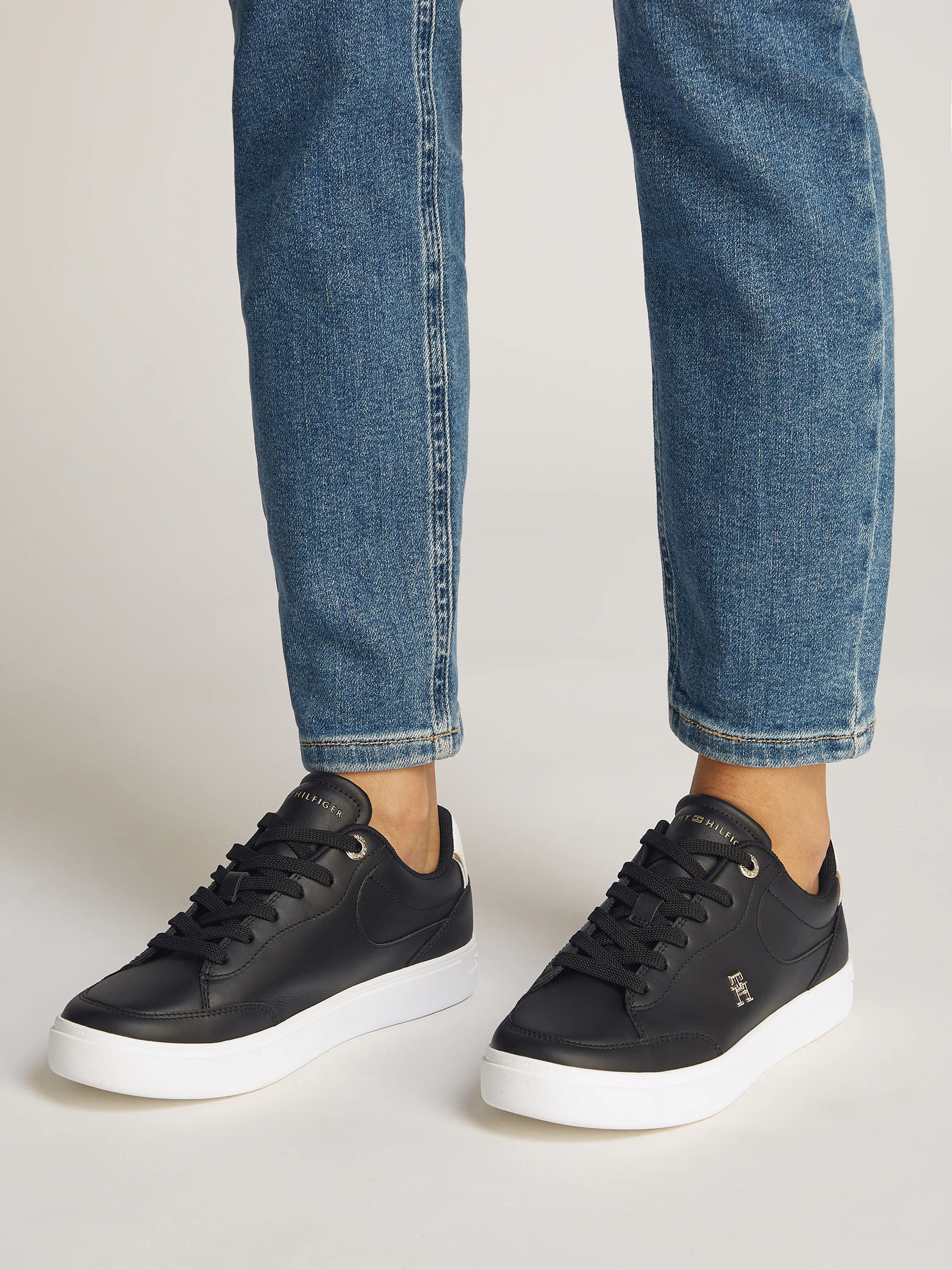 Tommy Hilfiger Plateausneaker "ESSENTIAL CHIC COURT SNEAKER", Freizeitschuh günstig online kaufen